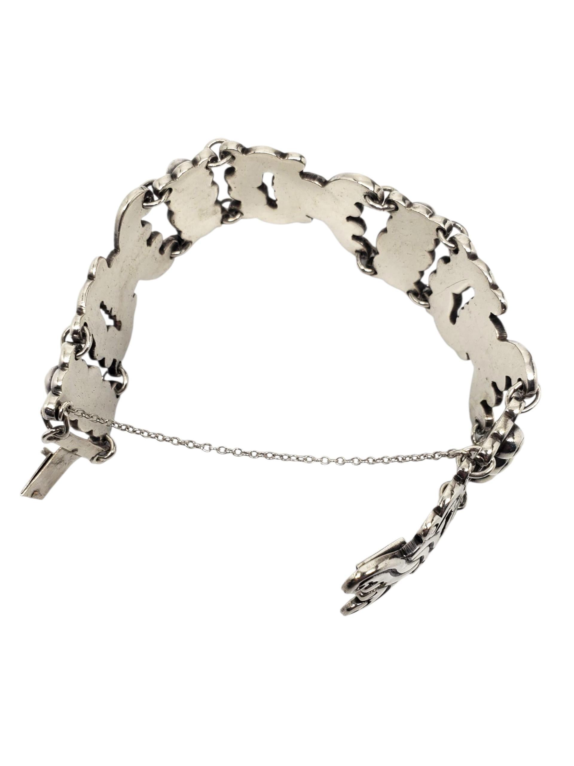 Taxco Mexico Sterling Silver Scroll Link Bracelet -

This bold vintage Taxco sterling silver link bracelet features a raised scroll panels with box clasp and safety chain.

Size: 7 in. in circumference around the inside

30.4 mm at widest 

Weight: