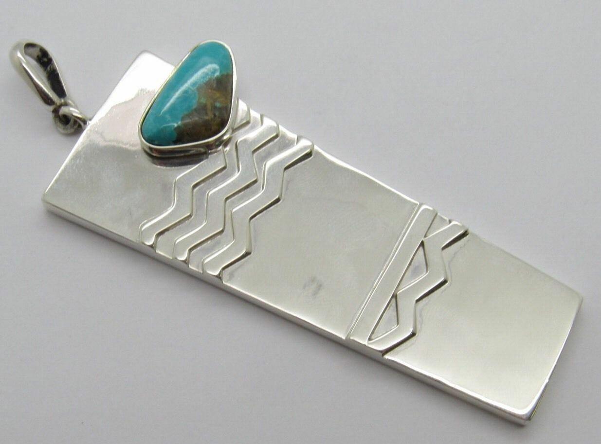 Taxco Mexico sterling silver turquoise textured pendant.

Marked: TAXCO MEXICO 925, TO-04.


Measures: 3 1/16