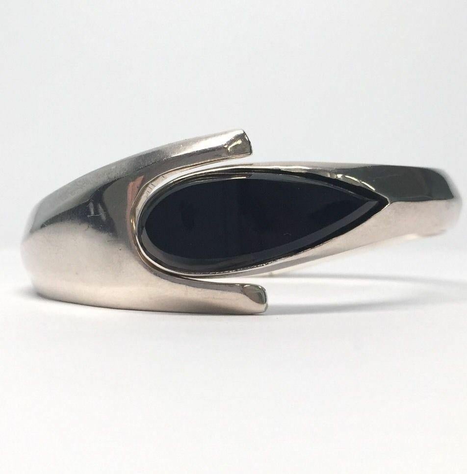 Vintage Taxco Mexico sterling silver onyx hinged bracelet by TB-41.

Marking: TAXCO MEXICO 925, TB-41.

Measures approx. 6 11/16
