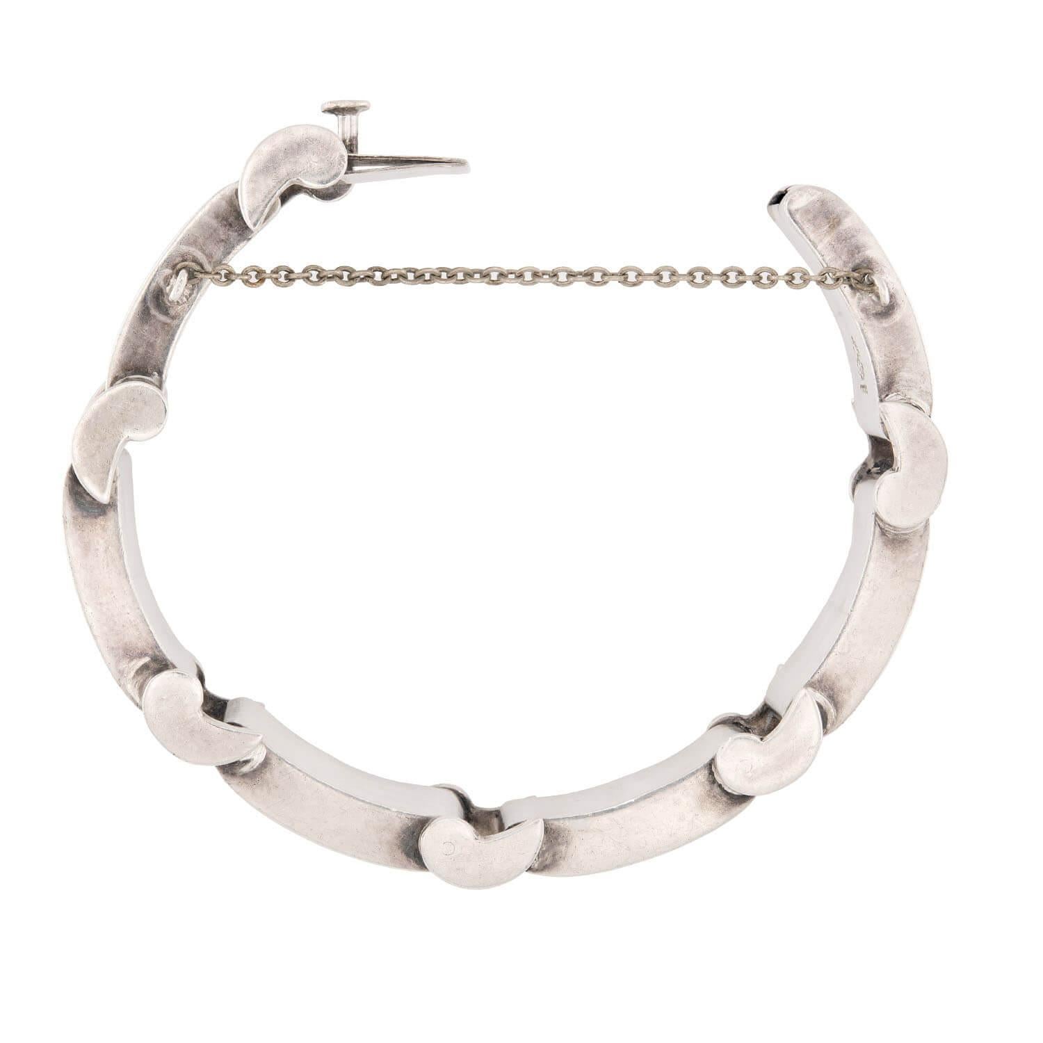 Ein gewagtes Armband aus der Retro-Ära (ca. 1950er Jahre)! Dieses aus Sterlingsilber gefertigte Armband hat ein faszinierendes Gliederdesign im Stil einer Reifenspur