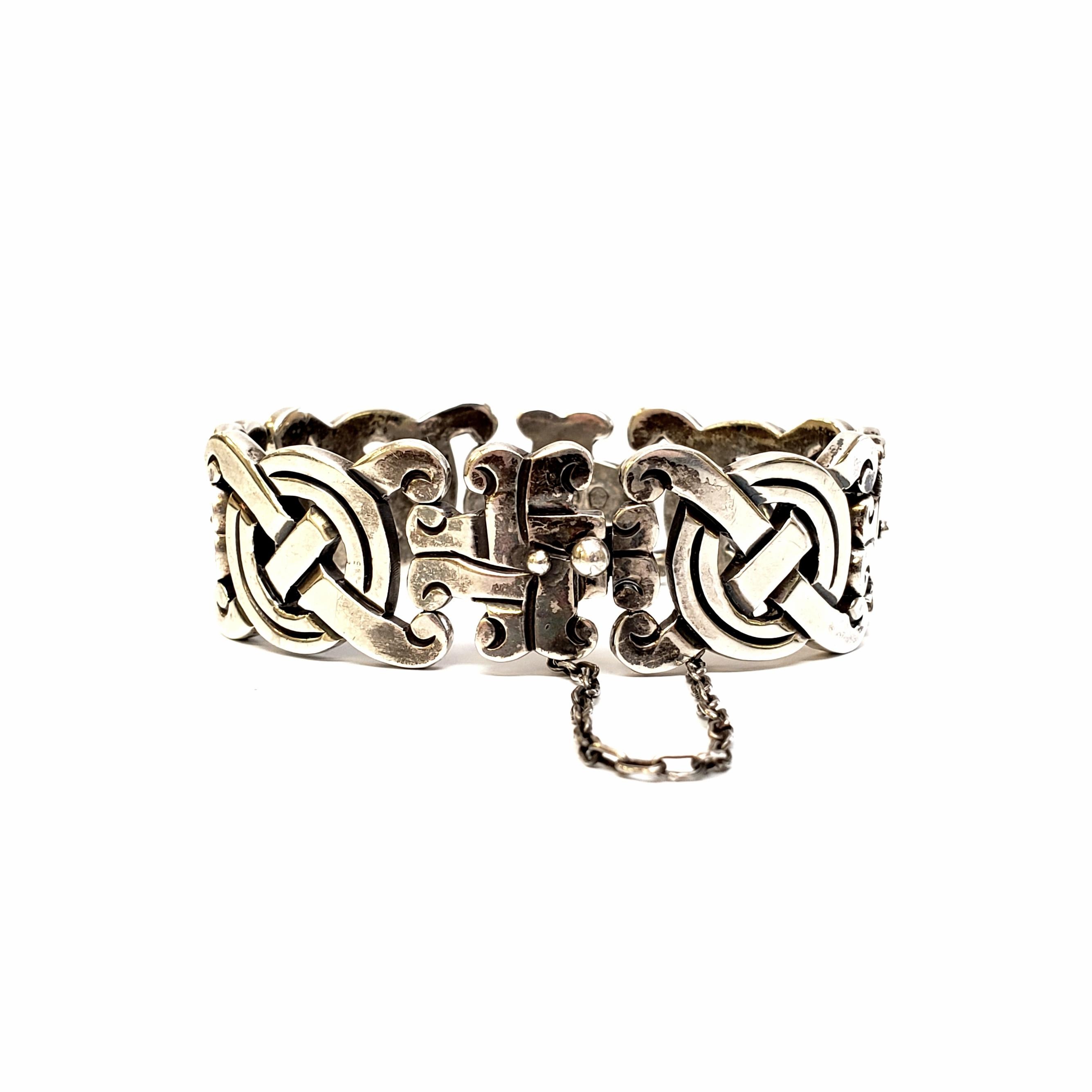 Vintage sterling silver fertility bracelet by Taxco silversmith Reven.

Beautiful and unique piece inspired by the design of Sprattling/Hector Aguilar's fertility bracelet. Features 8 hinges links, cross/circle overlay link alternating with woven