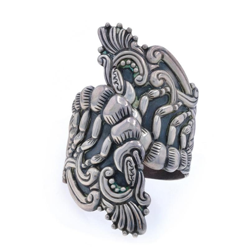 Marke: Taxco
Design/One:  Skorpion-Klammer-Armband
Epoche: Vintage By

Metallgehalt: Sterling Silber

Armband Stil: Scharnier Bypass Manschette
Art des Verschlusses: N/A (gleitet über das Handgelenk)
Merkmale: Verziertes Design

Messungen

Innerer