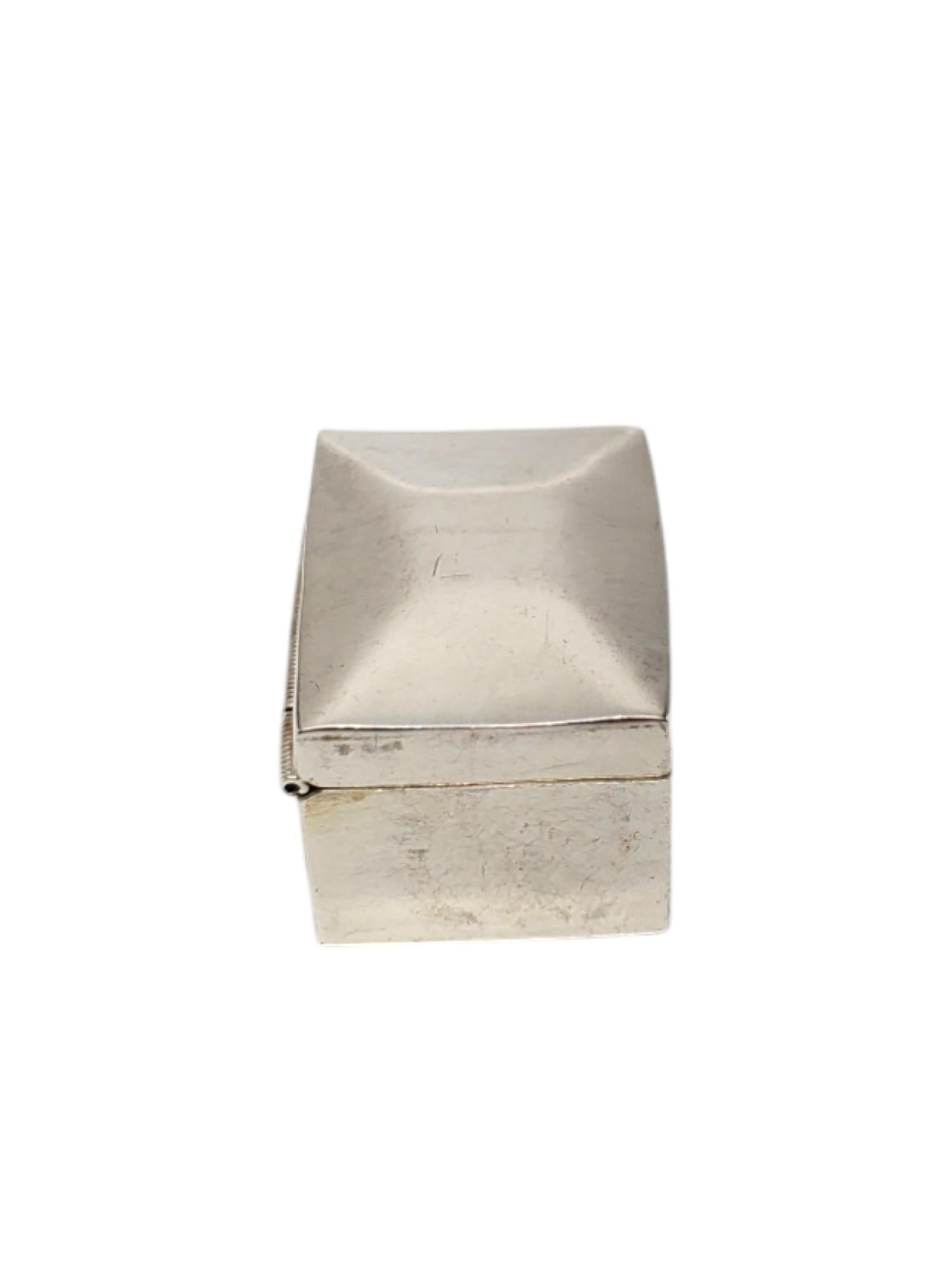 Sterling Silber Mexikanisch Rechteckig Box -

Diese mexikanische, rechteckige Dose mit Scharnierdeckel hat eine polierte Oberfläche aus Sterlingsilber.

Größe: 23,41 mm x 32,38 mm

Gestempelt: TH-46 TAXCO MEXIKO 925

Gewicht: 13,9 dwt / 21,7