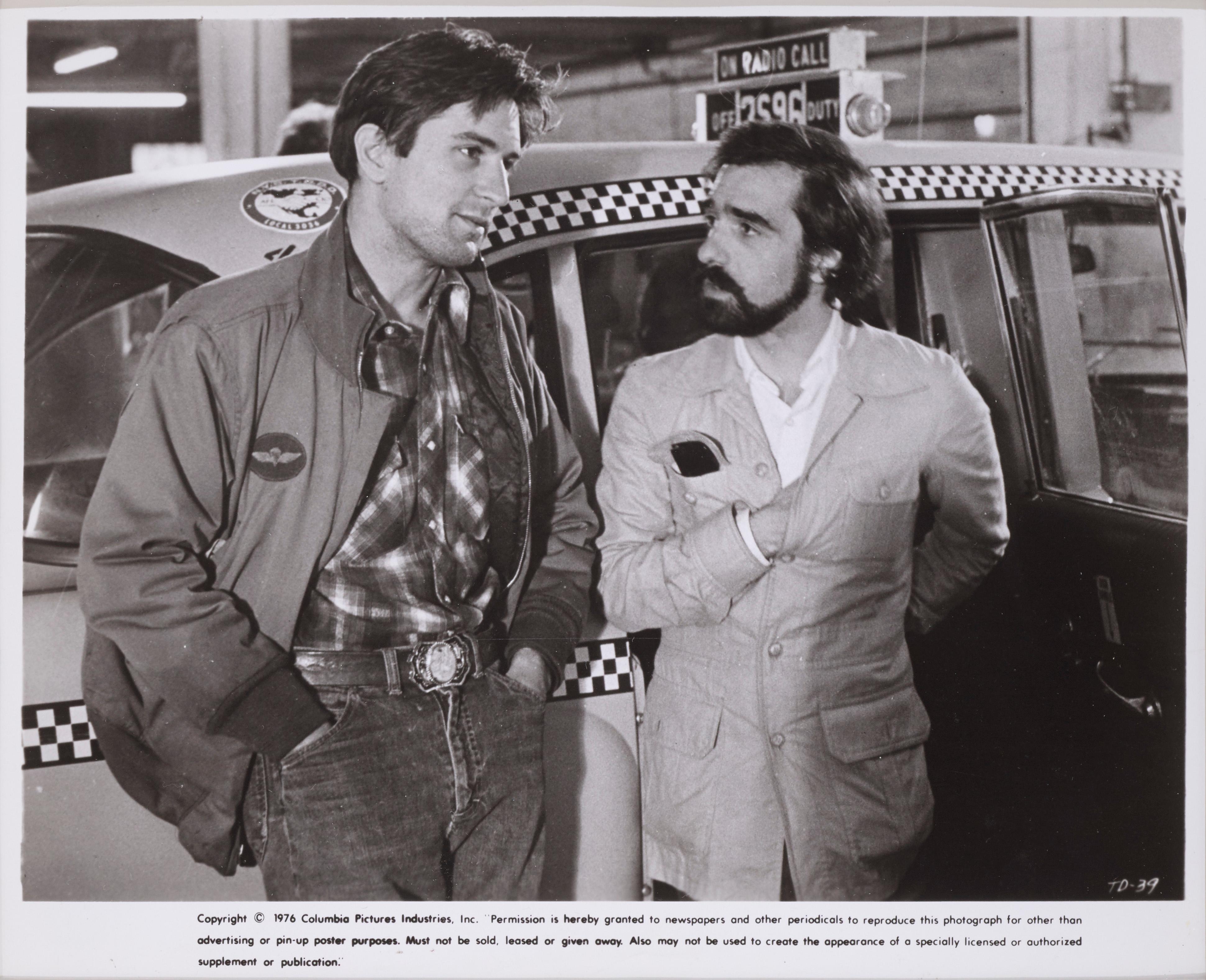 Photo originale et candide de la production américaine du film classique de Martin Scorsese Taxi Driver (1976) avec  Robert De Niro, Jodie Foster et Harvey Keitel.
Cette image montre Robert De Niro sur le plateau de tournage avec le réalisateur