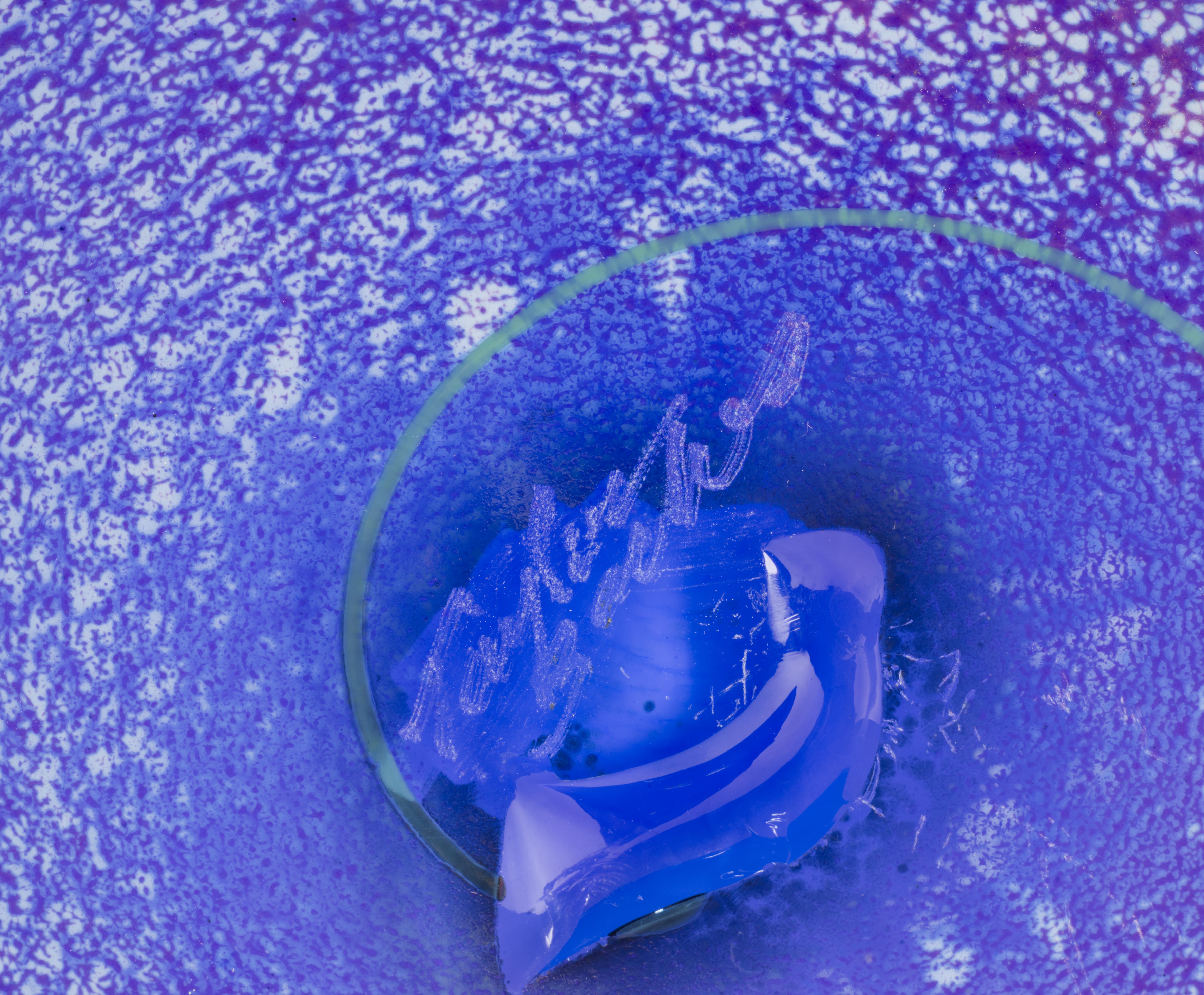 Große Schale aus Kunstglas mit Taylor-Rücken, kobalt und gesprenkelt, Postmodern im Angebot 1