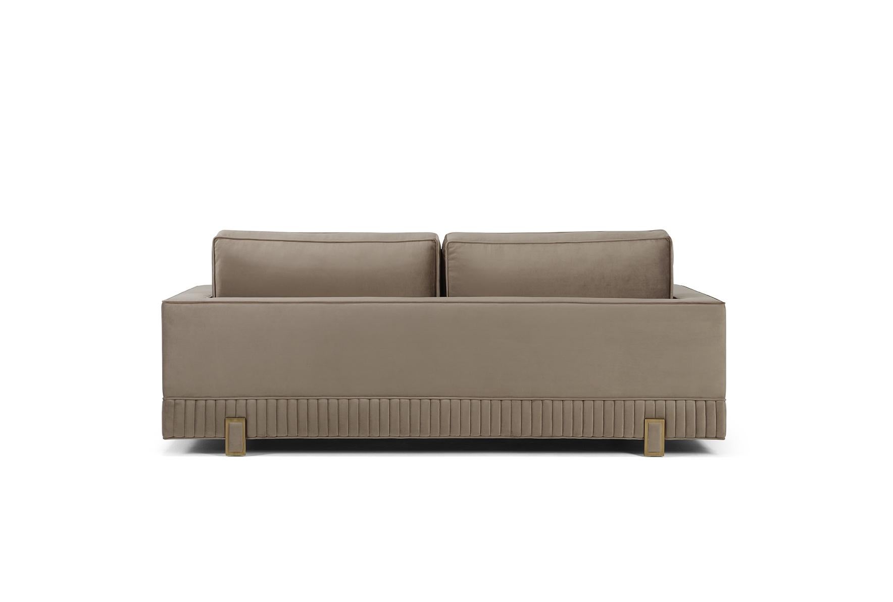 TAYLOR sofa has a balanced aesthetic shape and a contemporary, elegant and extremely comfortable style. With a feather-composed seat and backrest, Taylor was designed to be used on a daily basis. Highlighted by a delicate quilting at the base,