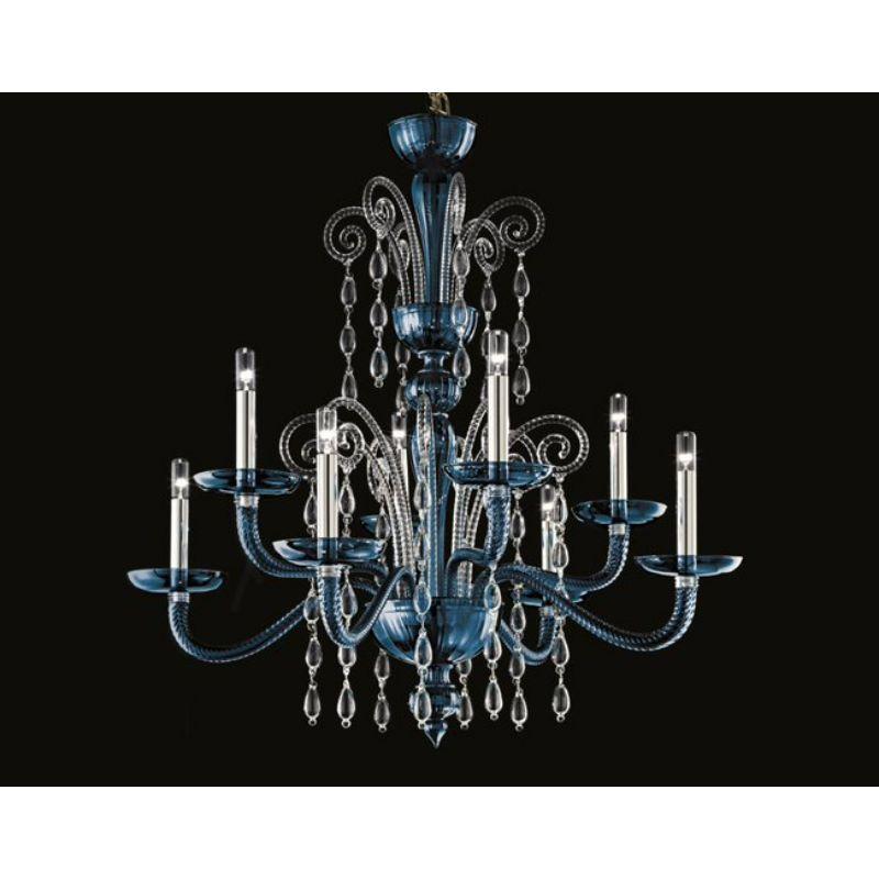 Bubble pendants in mouth blown Venetian crystal, arms on different levels and long metal-finish candles are the key features of this family of chandeliers. The cylindrical bulbs enhance the modernity of the whole.
