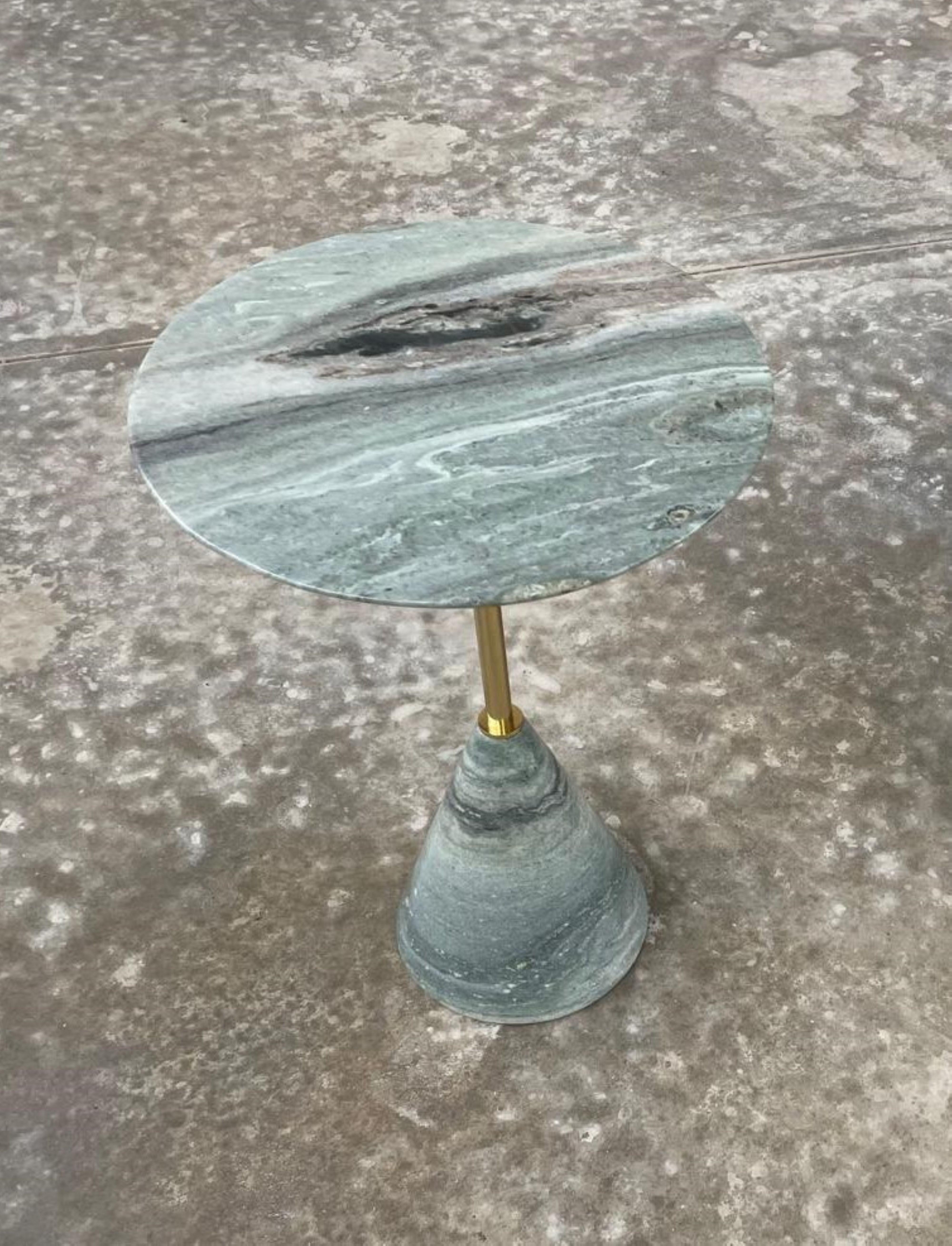 Moderne A&M Table d'appoint contemporaine en laiton et marbre par Jonathan I. en vente