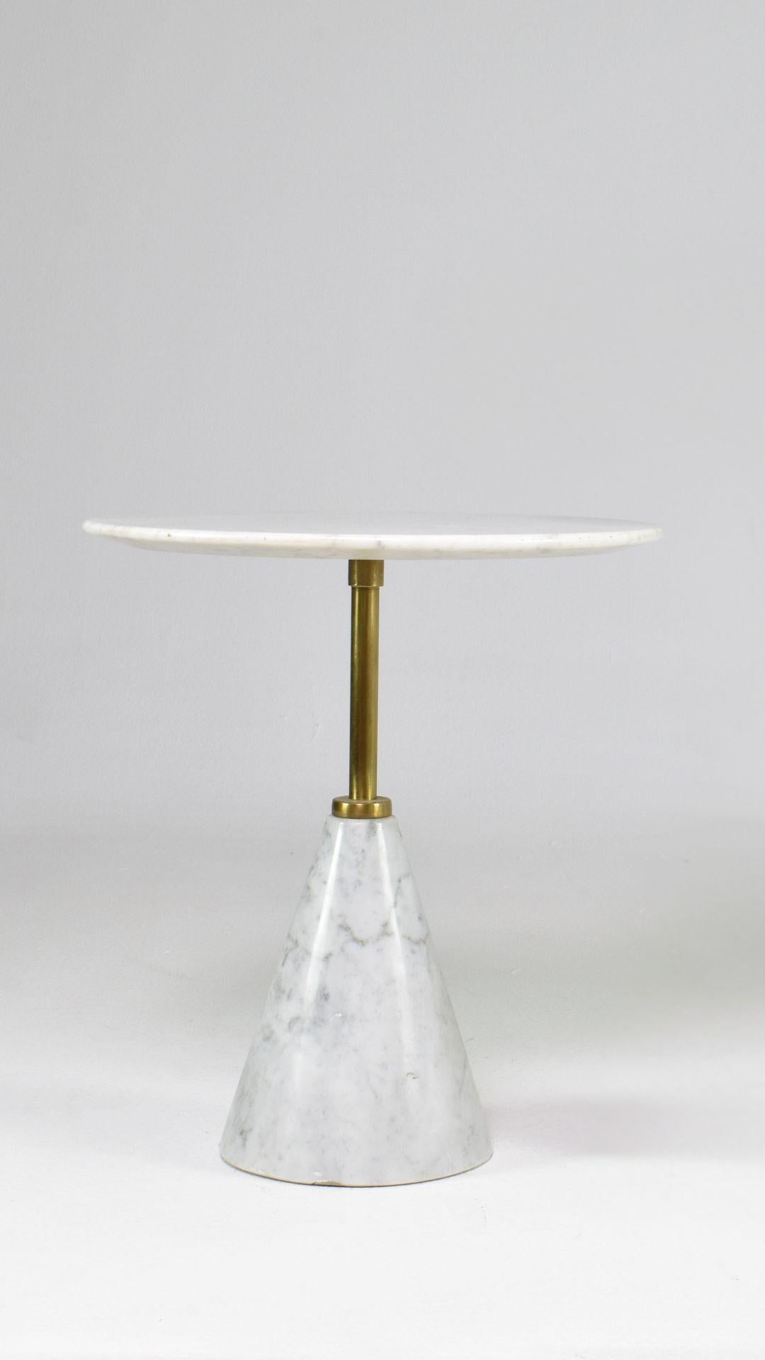 Une table d'appoint guéridon personnalisable conçue avec un plateau en marbre et une base en marbre. Des hauteurs et des dimensions différentes permettent d'envisager diverses possibilités d'agencement.
 
Le prix est par table.

1
Hauteur 20.47