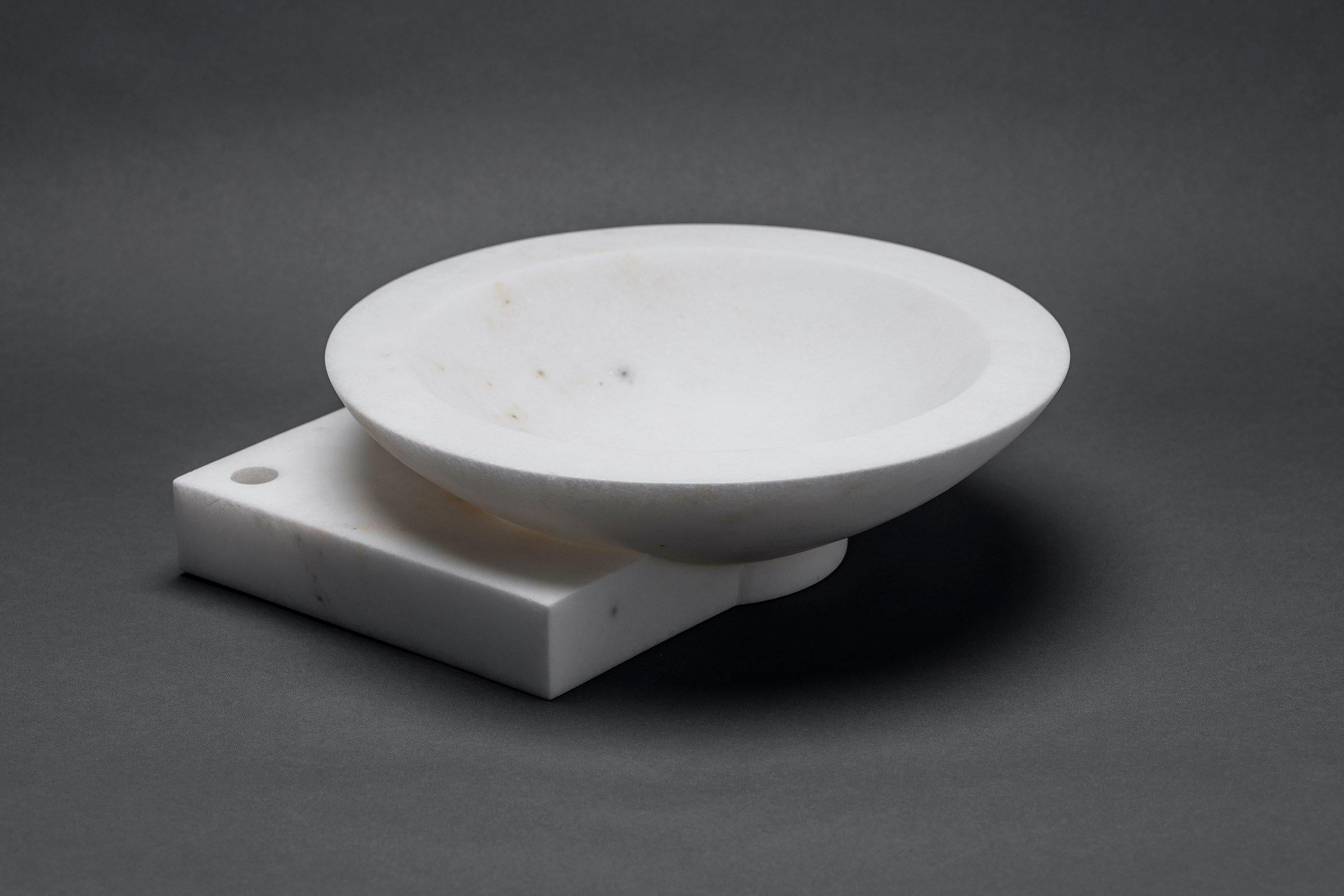 Tazón Bajo Galeana bowl by Jorge Diego Etienne
Limited Edition of 10 + 1 AP
Dimensions: D 30 x W 30 x H 9 cm
Material: alabaster

Galeana is a collection of 6 objects designed by Jorge Diego Etienne and sculpted in alabaster by the Master