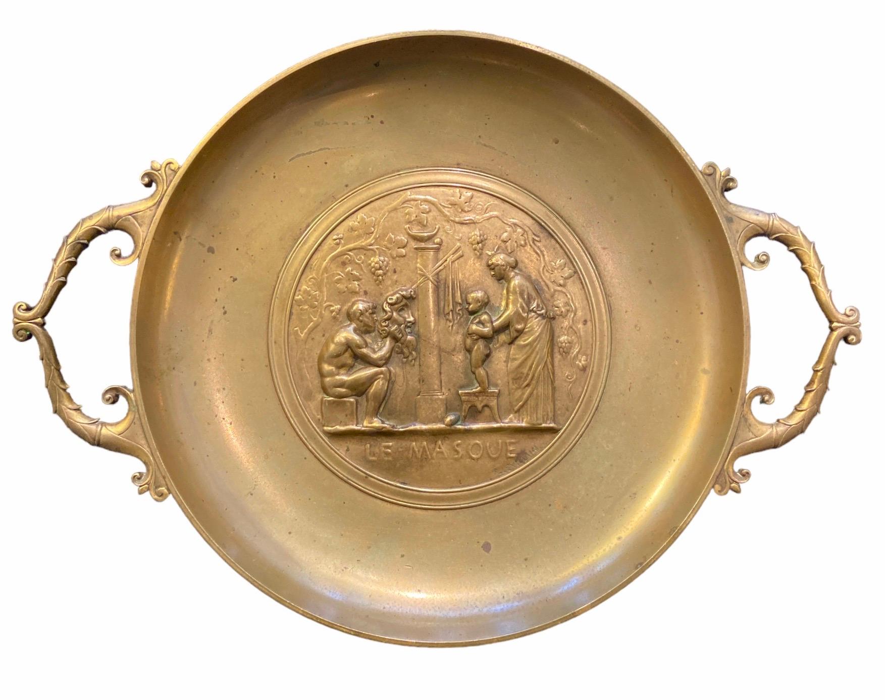 Tazza en bronze avec relief sur le dessus, représentant 