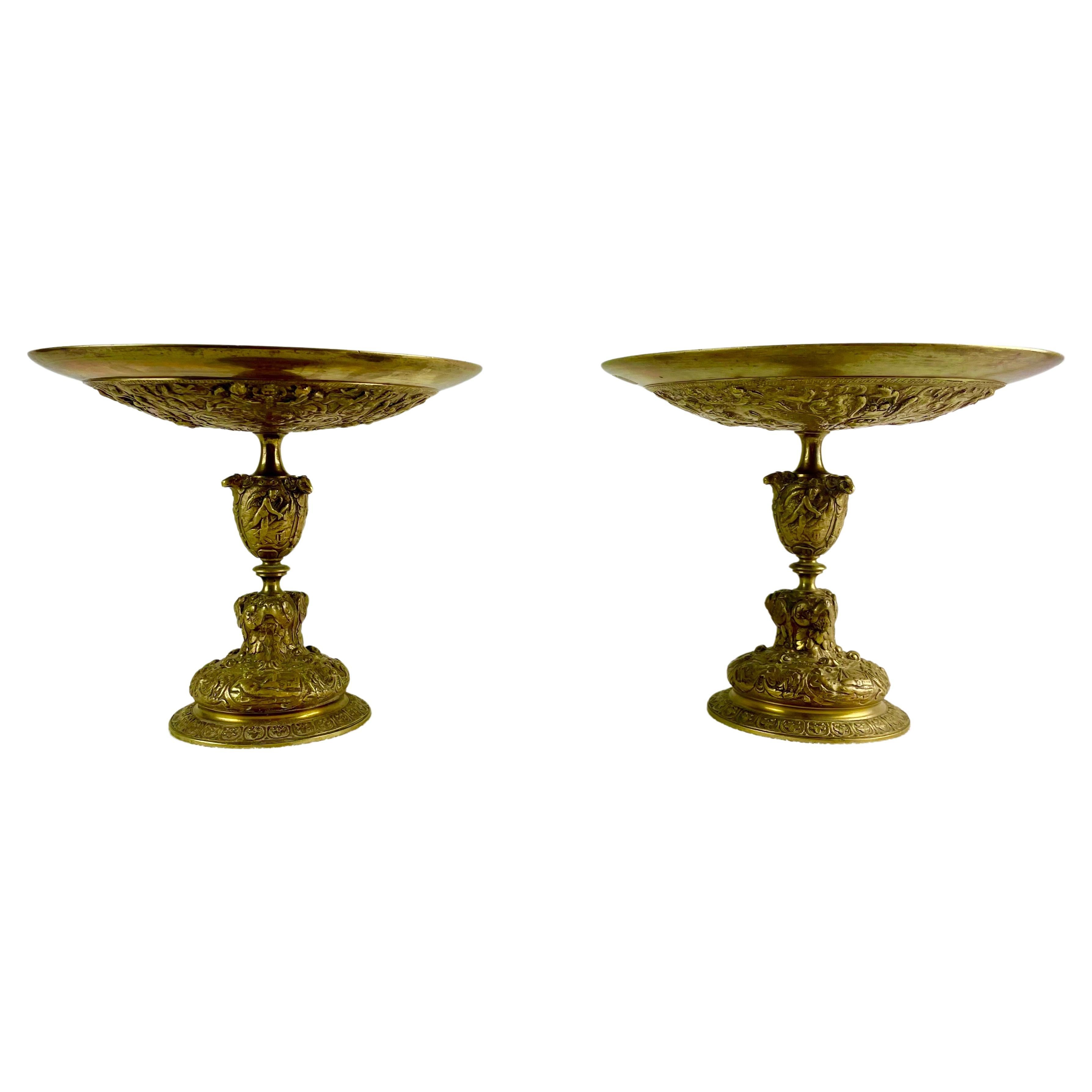 Très belle paire de coupes tazza de style Renaissance en bronze doré richement ciselé.
Cette paire de coupes provient d'une collection privée française. Ce sont des produits de la seconde moitié du XIXe siècle, à une époque où l'histoire du Moyen