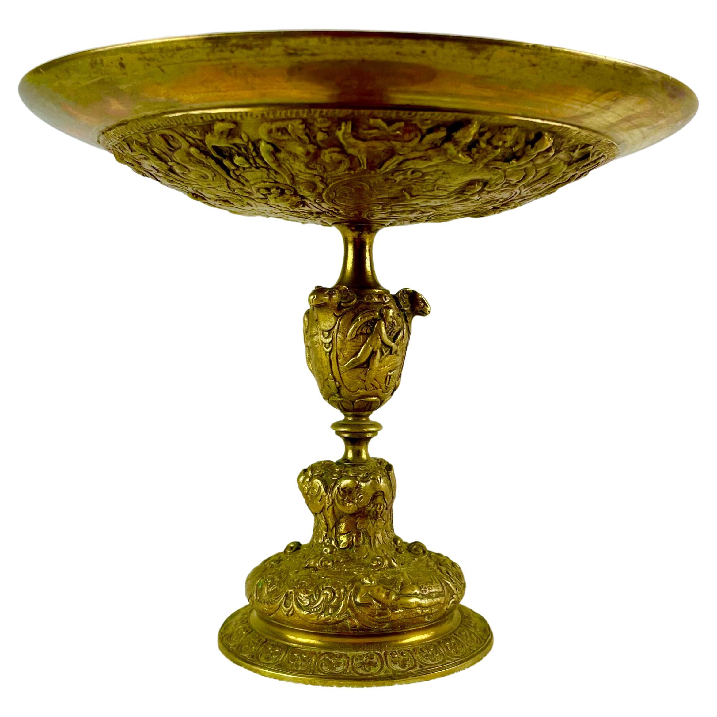 Doré Paire de tasses décoratives en bronze doré de style néo-Renaissance de Tazza de l'Antiquité du 19e siècle en vente