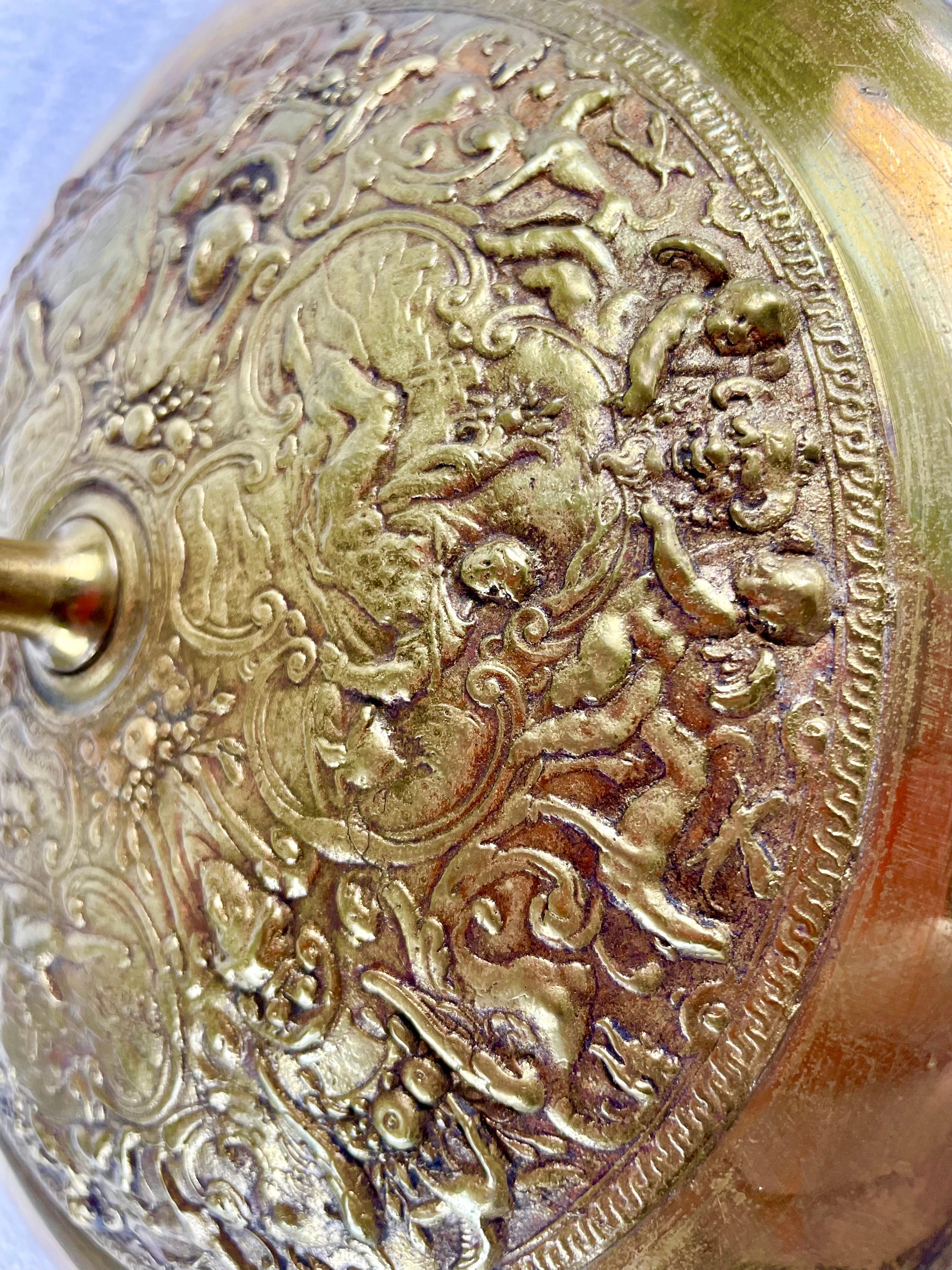 Bronze Paire de tasses décoratives en bronze doré de style néo-Renaissance de Tazza de l'Antiquité du 19e siècle en vente