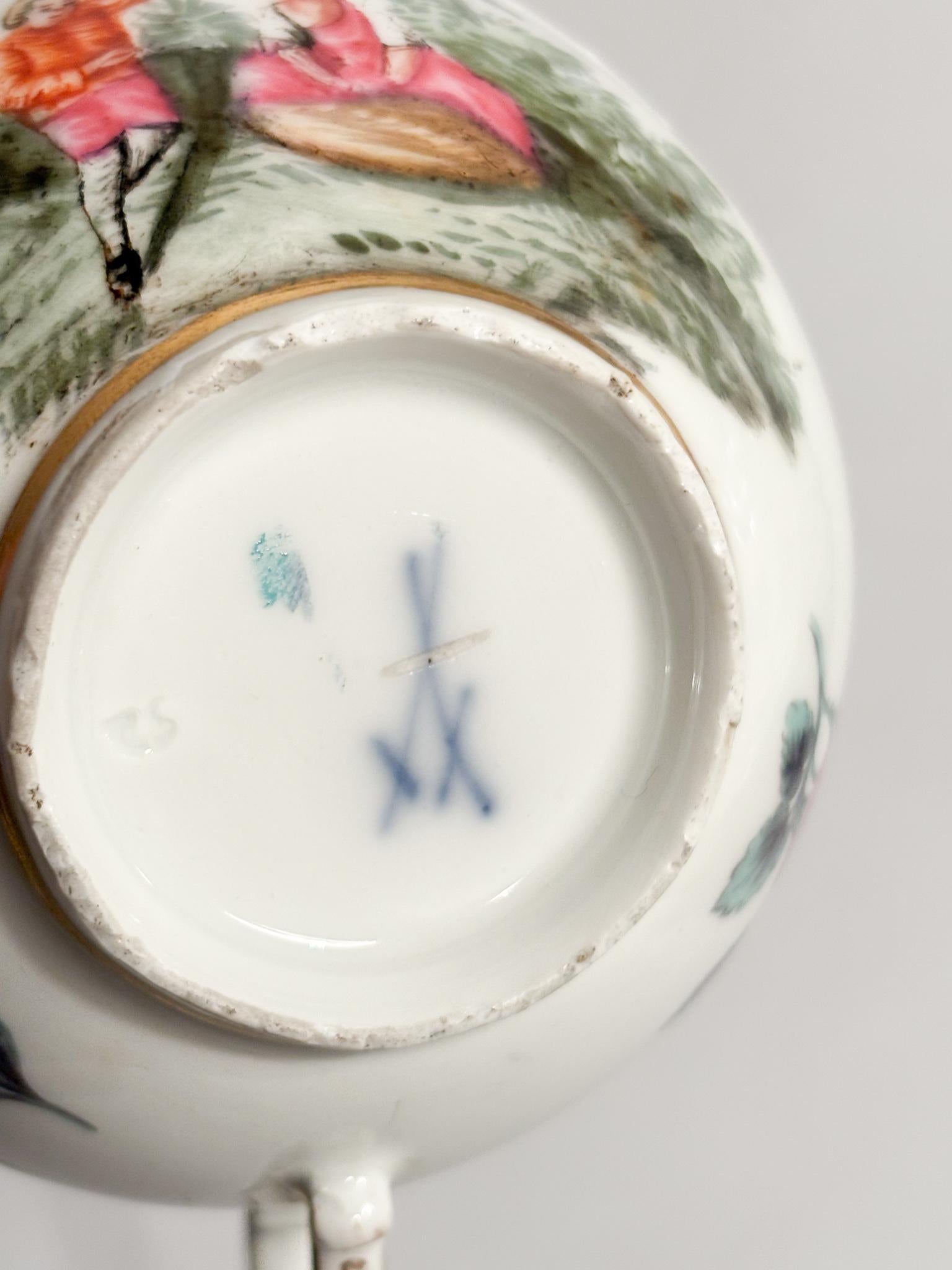 Tasse à café en porcelaine de Meissen peinte de scènes classiques des années 1800 en vente 4