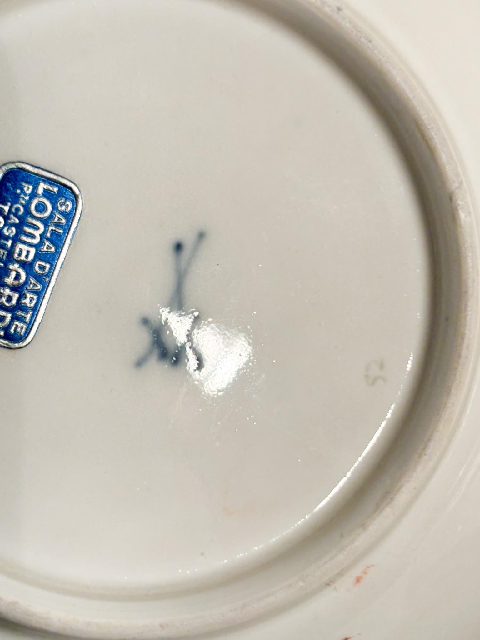 Tasse à café en porcelaine de Meissen peinte de scènes classiques des années 1800 en vente 5