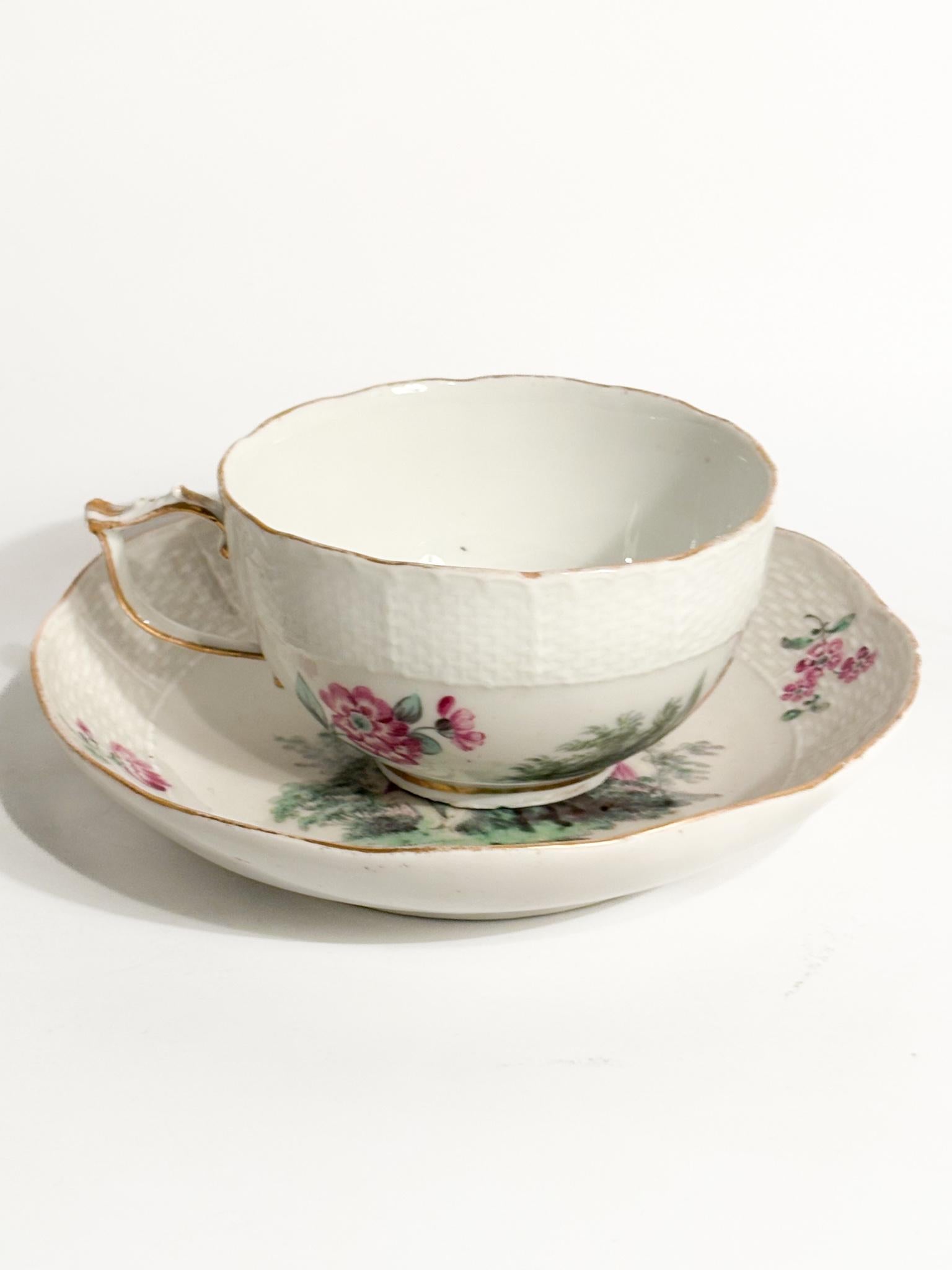 Tasse à café en porcelaine de Meissen peinte de scènes classiques, fabriquée au 19e siècle

Plat : Ø cm 14

La porcelaine de Meissen est considérée comme l'un des exemples les plus anciens et les plus précieux de porcelaine européenne. Créée en 1710