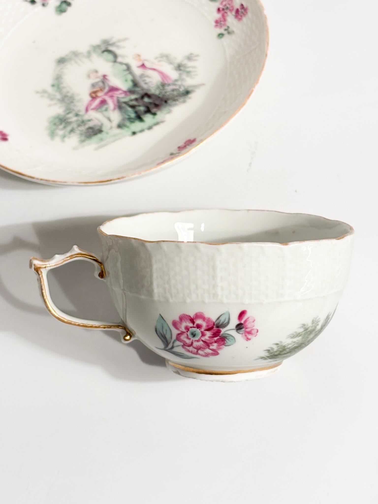Milieu du XIXe siècle Tasse à café en porcelaine de Meissen peinte de scènes classiques des années 1800 en vente