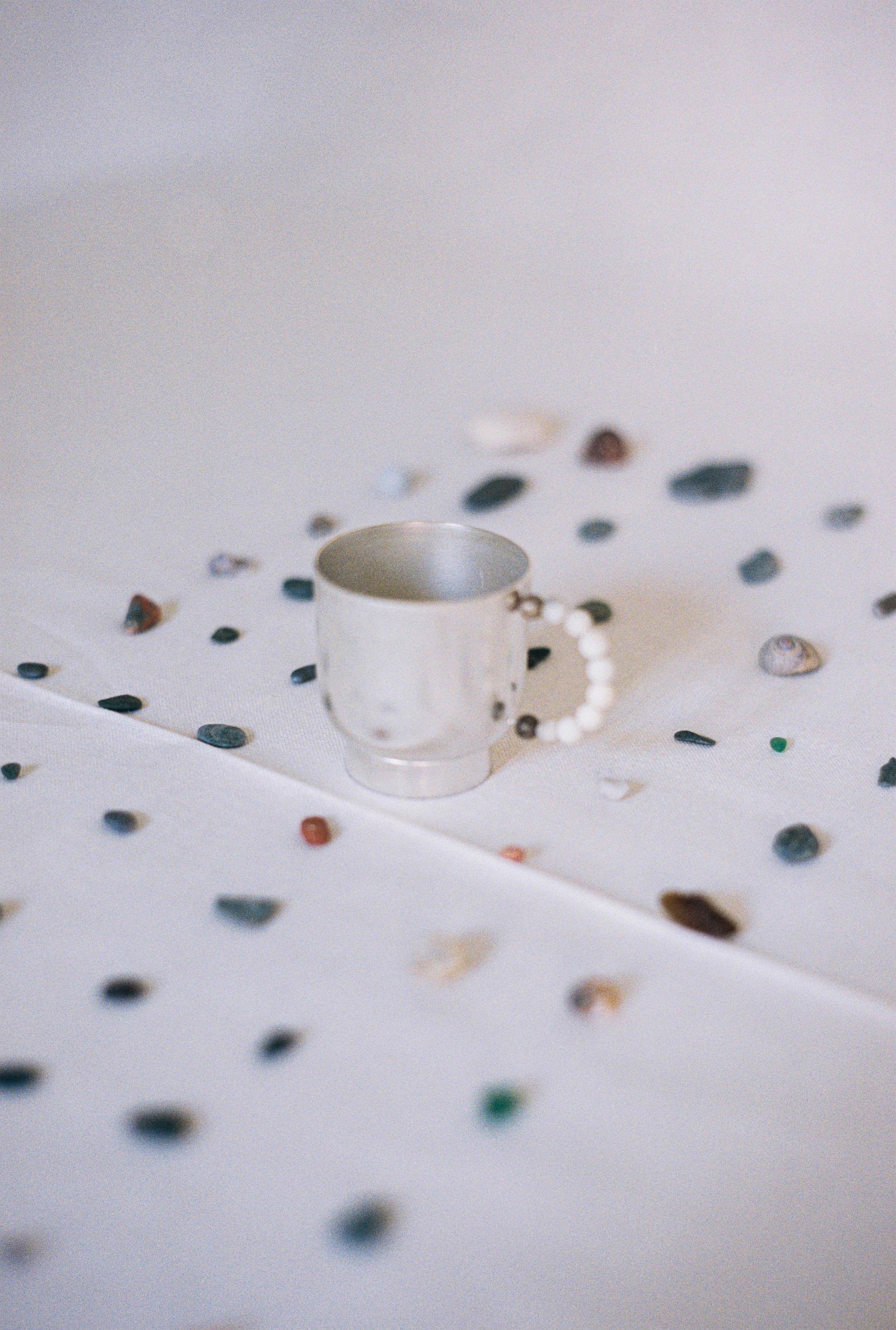 Verbessern Sie Ihr tägliches Tee- oder Kaffeeritual mit unserem  perlina cup und piattino. Der Becher und die Platte aus plattiertem Messing werden in Italien mit Hilfe von Blechdrehtechniken handgefertigt. Der Griff, verziert mit einer Reihe von