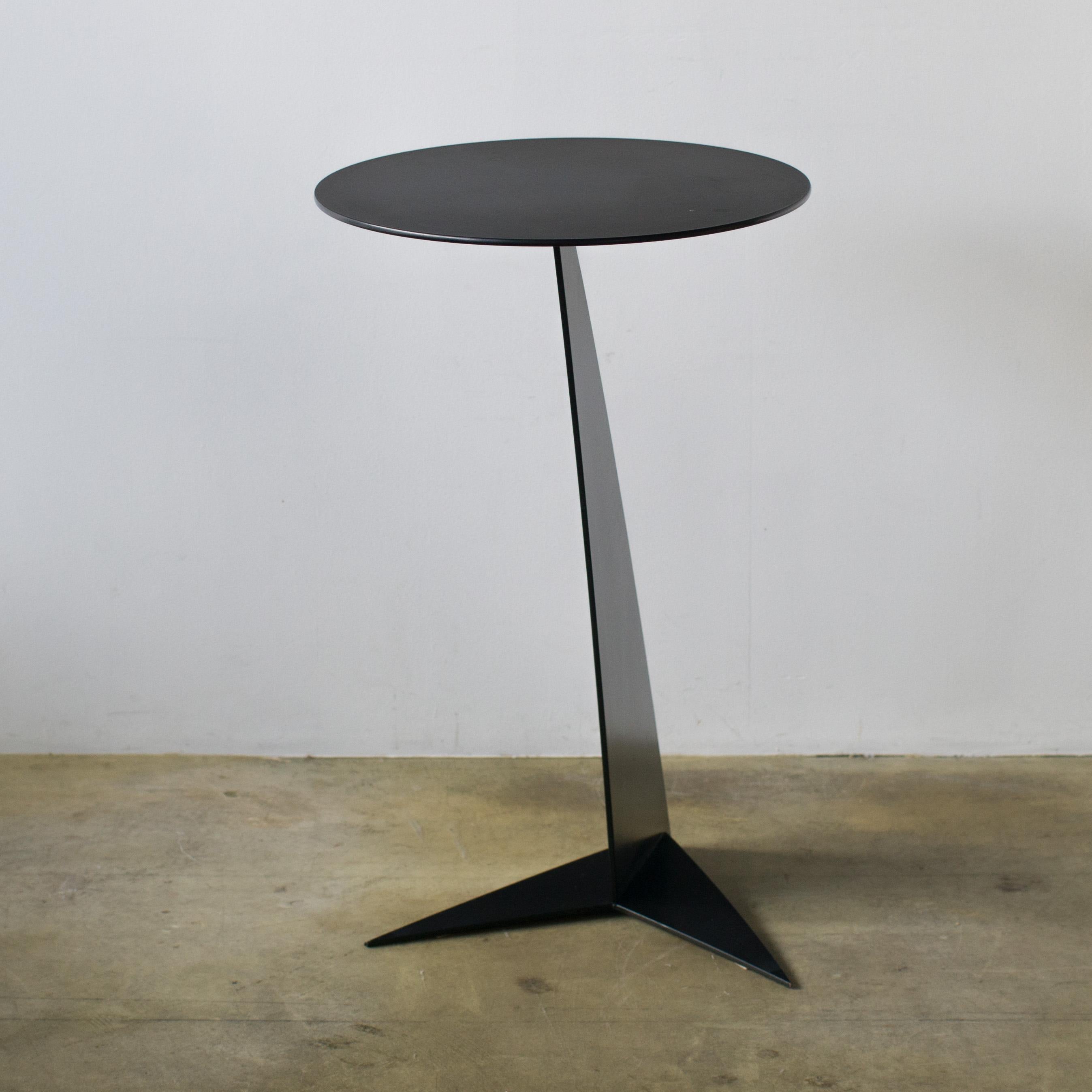 Side by Gilles Derain for Lumen Center Italia. Made of black painted steel.
Looks like sharp looking. 0s style structural form.
Board size is diameter 40 cm / 15.7 inch.