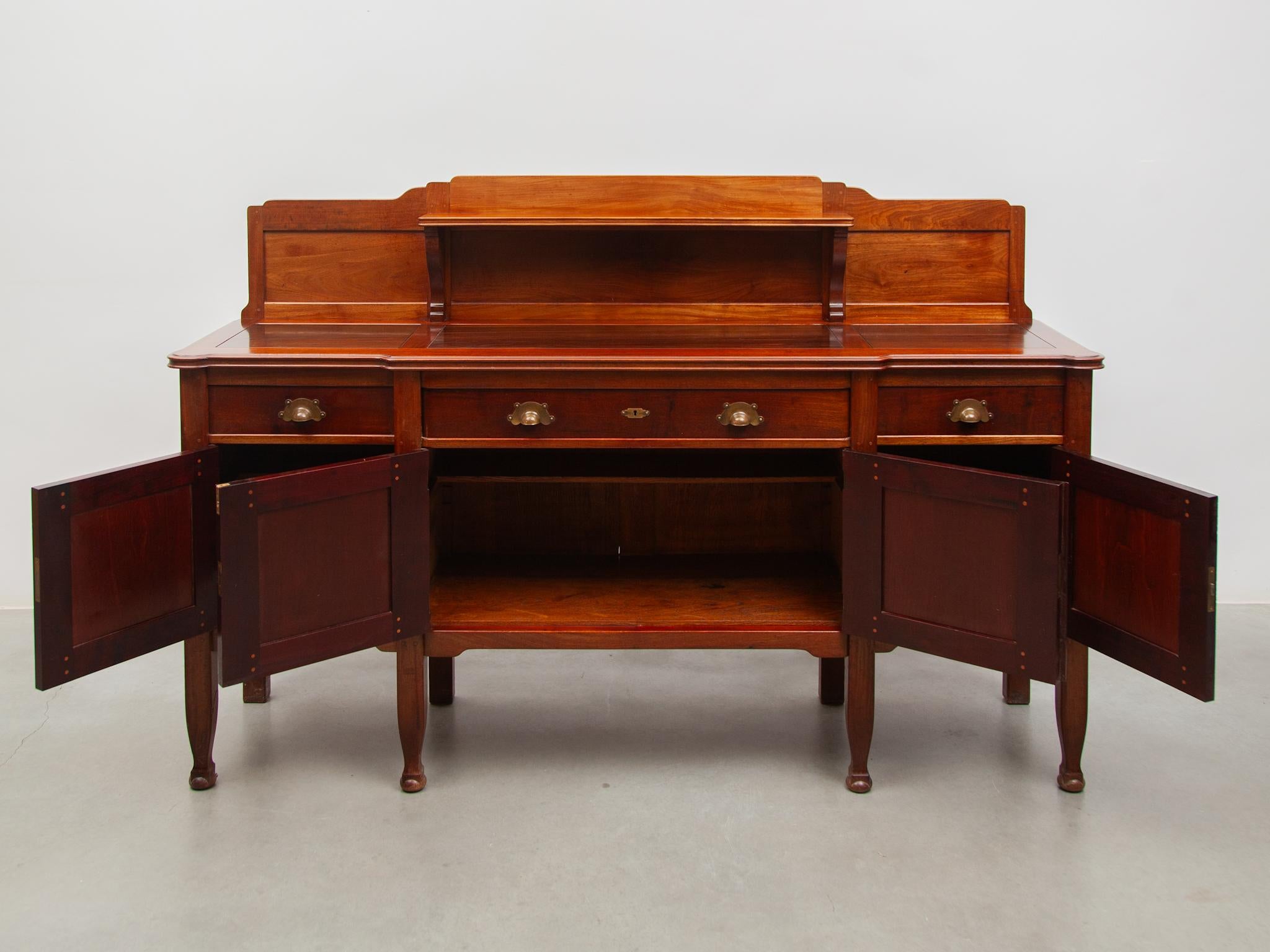 Aparador t'Binnenhuis Diseñado por Jac van den Bosch, Escuela Amsterdamse 1909 Hecho a mano en venta