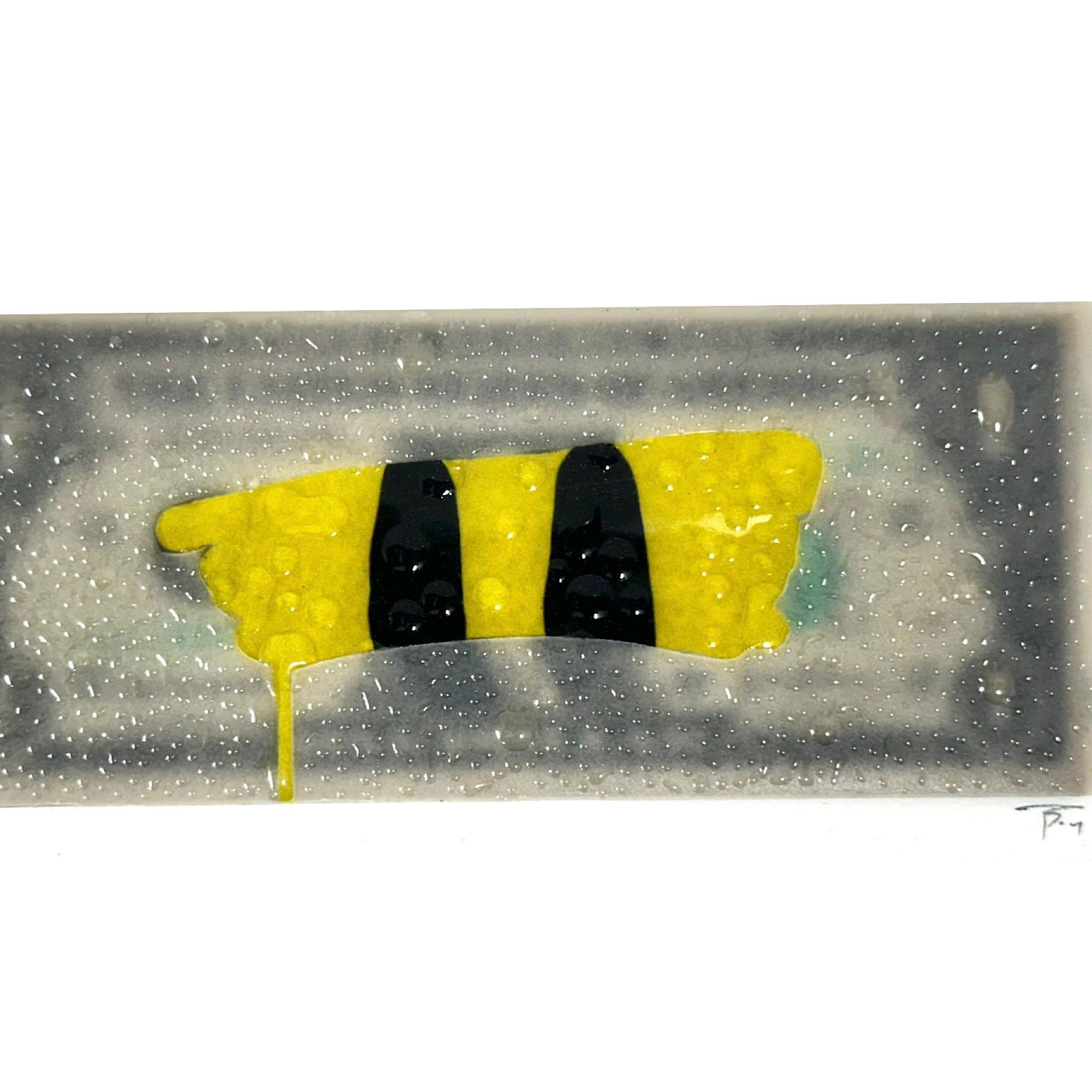 pop art zeitgenössische lächeln währung figurative farbe pop mixed media gerahmt (Grau), Figurative Painting, von TBOY