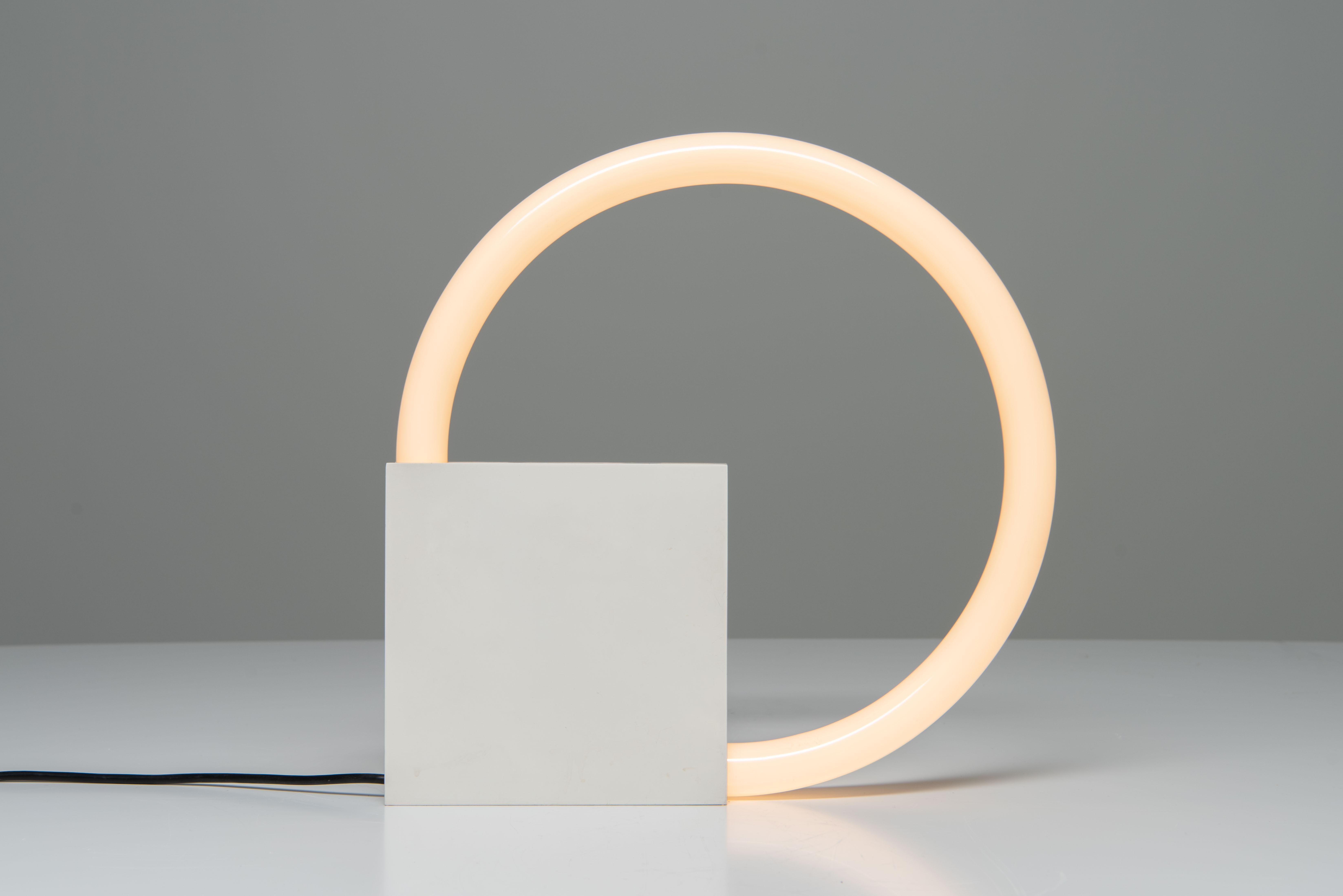 Prima edizione della lampada da tavolo tubolare a cerchio di Aldo van den Nieuwelaar, 1969 ad Amsterdam, Paesi Bassi. Van den Nieuwelaar era molto soddisfatto di questa lampada, perché rispecchia perfettamente il credo del design che lo ha ispirato: