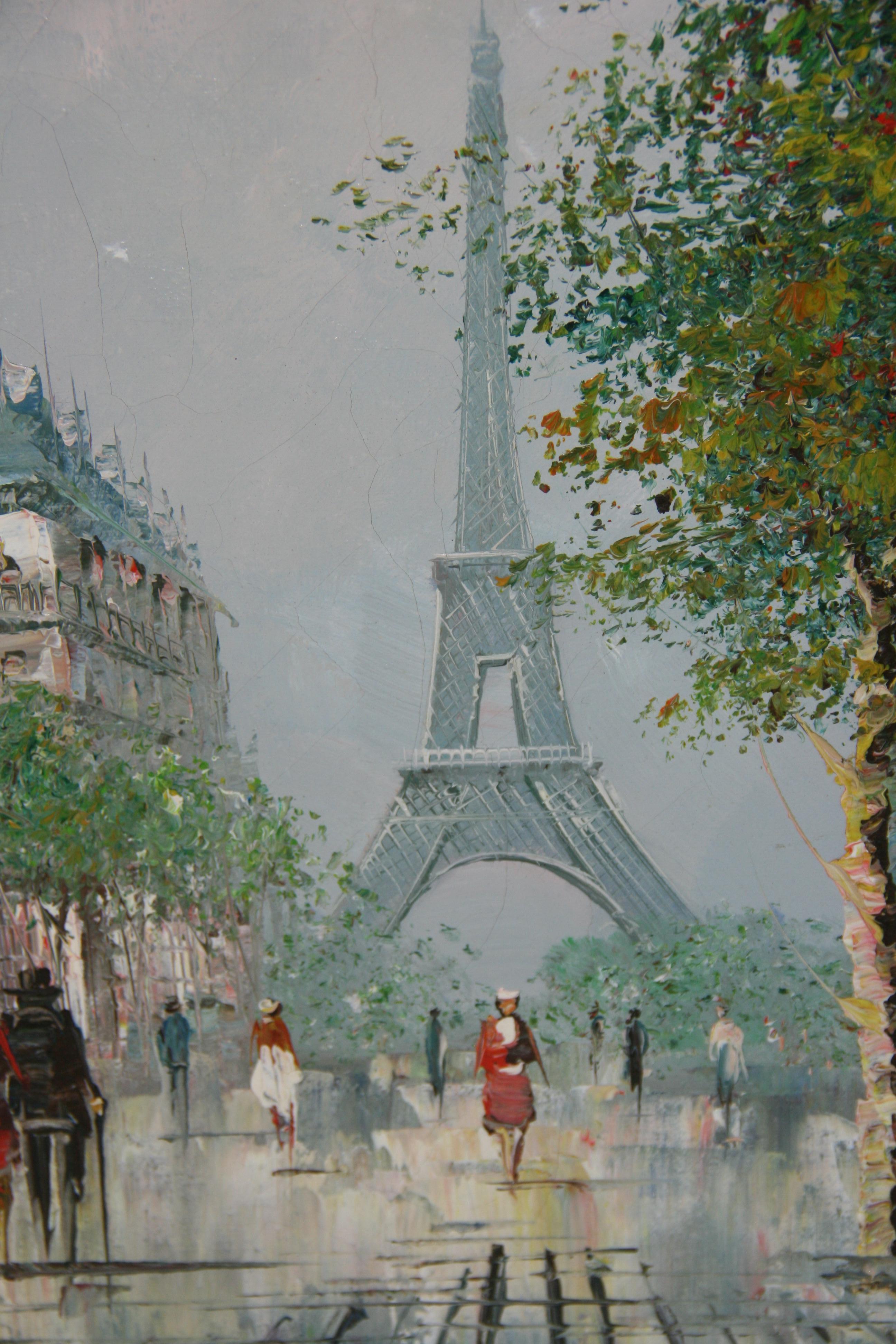 Parisiens marchant sur la Promenade de la Tour Eiffel en vente 6