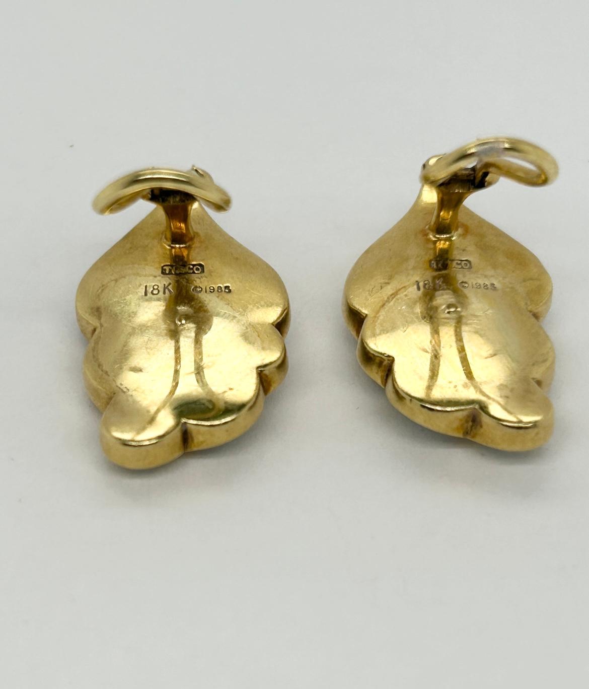 Tiffany & Co. Perlmutt Inlay 18k Gelbgold Blatt Clip auf Ohrringe, markiert T & Co 18k 1985, Gewicht 16,5 Gramm