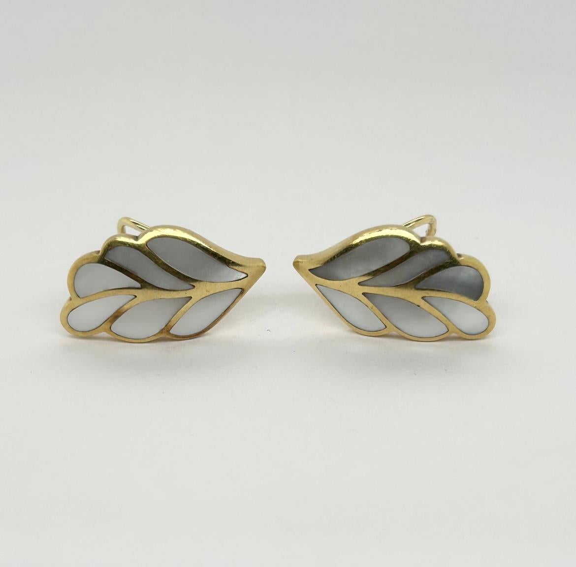 T&Co Perlmutt-Intarsien-Ohrclips aus 18k Gelbgold mit Blattgold im Zustand „Hervorragend“ in New York, NY