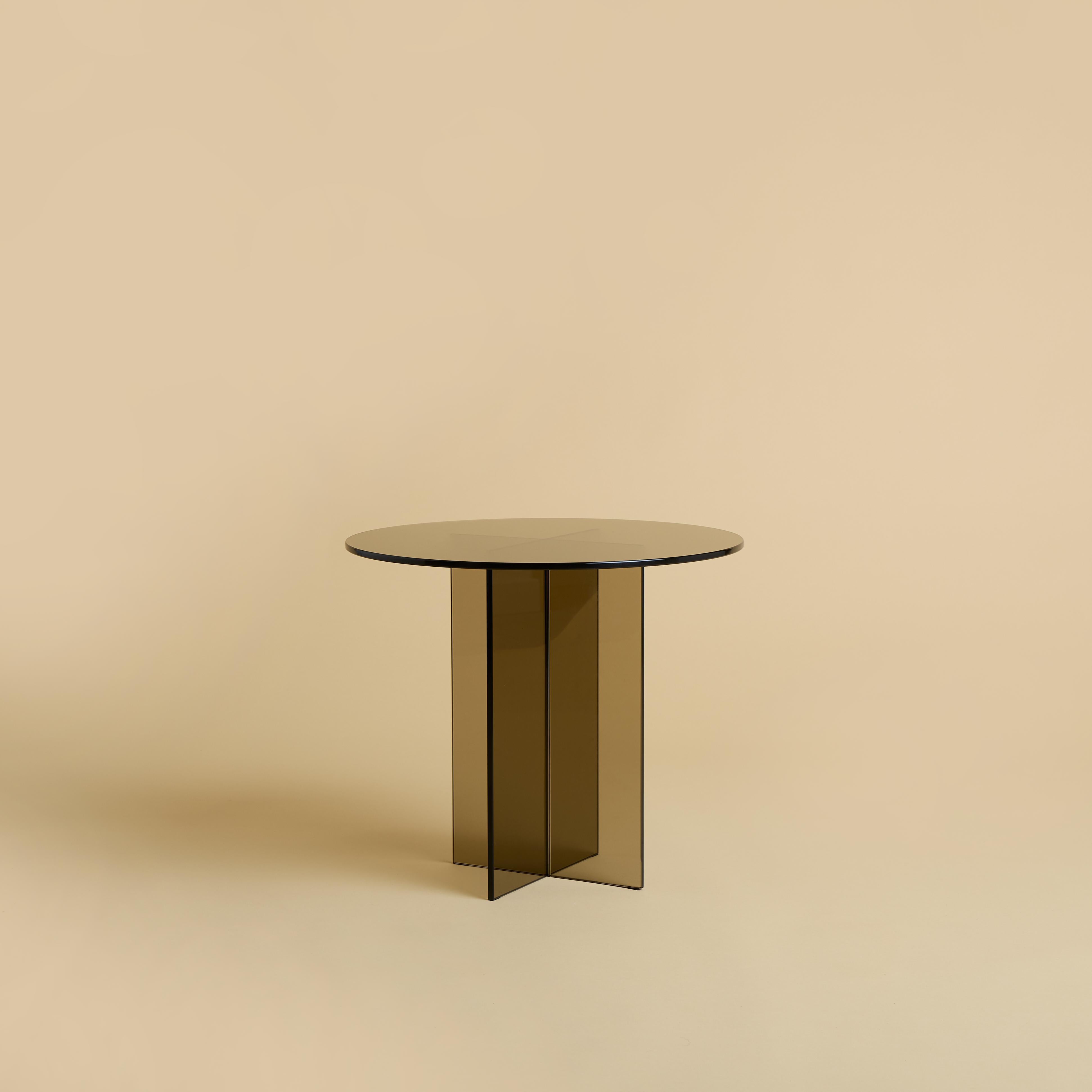 TC_VB01 Table d'appoint Amami par Lebanto
Dimensions : L 45 x D 45 x H 39 cm
MATERIAL : Verre bronzé.

Lebanto est l'expression d'une identité, une tapisserie de rêves tissée à partir des fils de leur vie. Leur parcours a commencé par une vision
