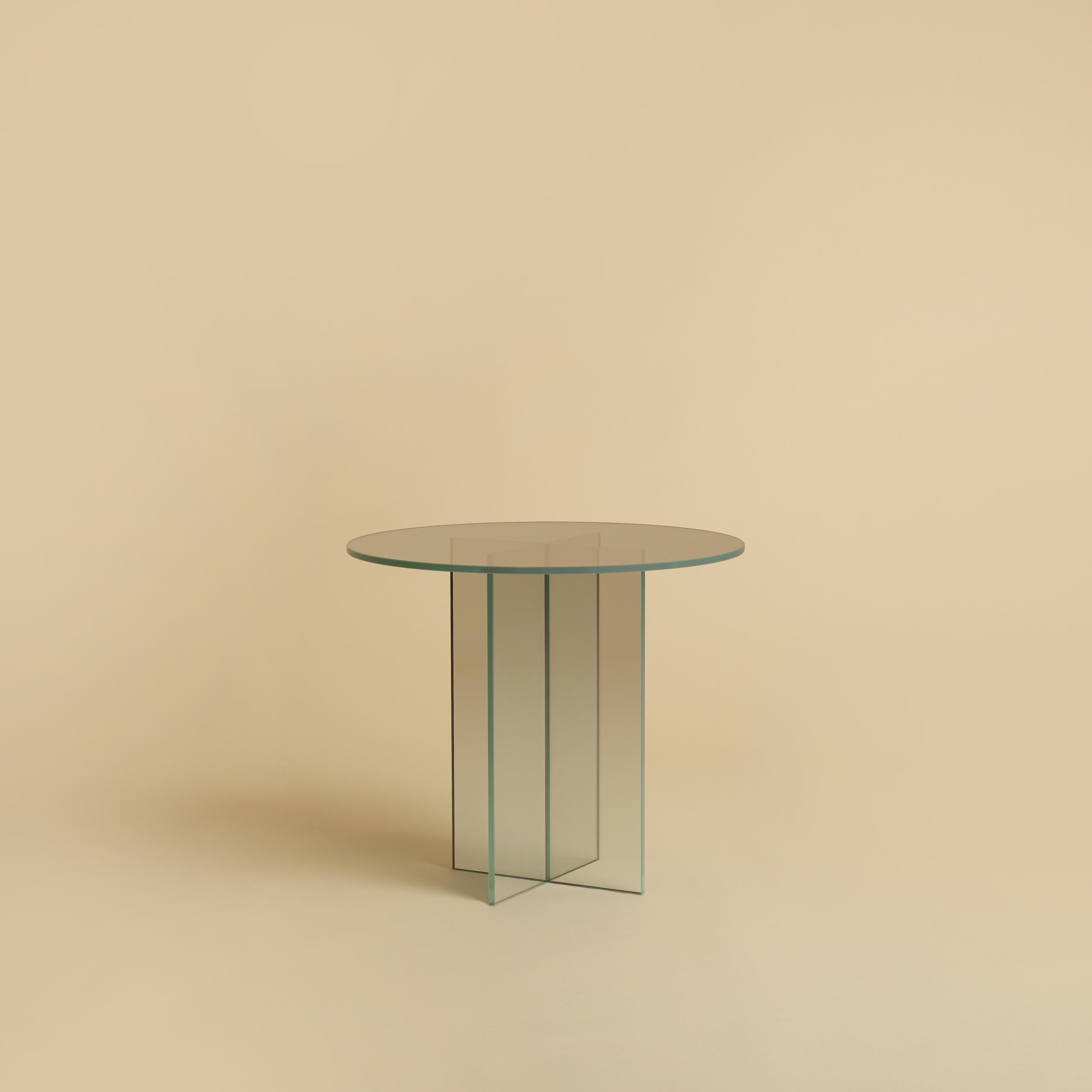 TC_VE01 Amami Table d'appoint en verre extra blanc par Whiting
Dimensions : L 45 x D 45 x H 39 cm
MATERIAL : Verre blanc.

Lebanto est l'expression d'une identité, une tapisserie de rêves tissée à partir des fils de leur vie. Leur parcours a