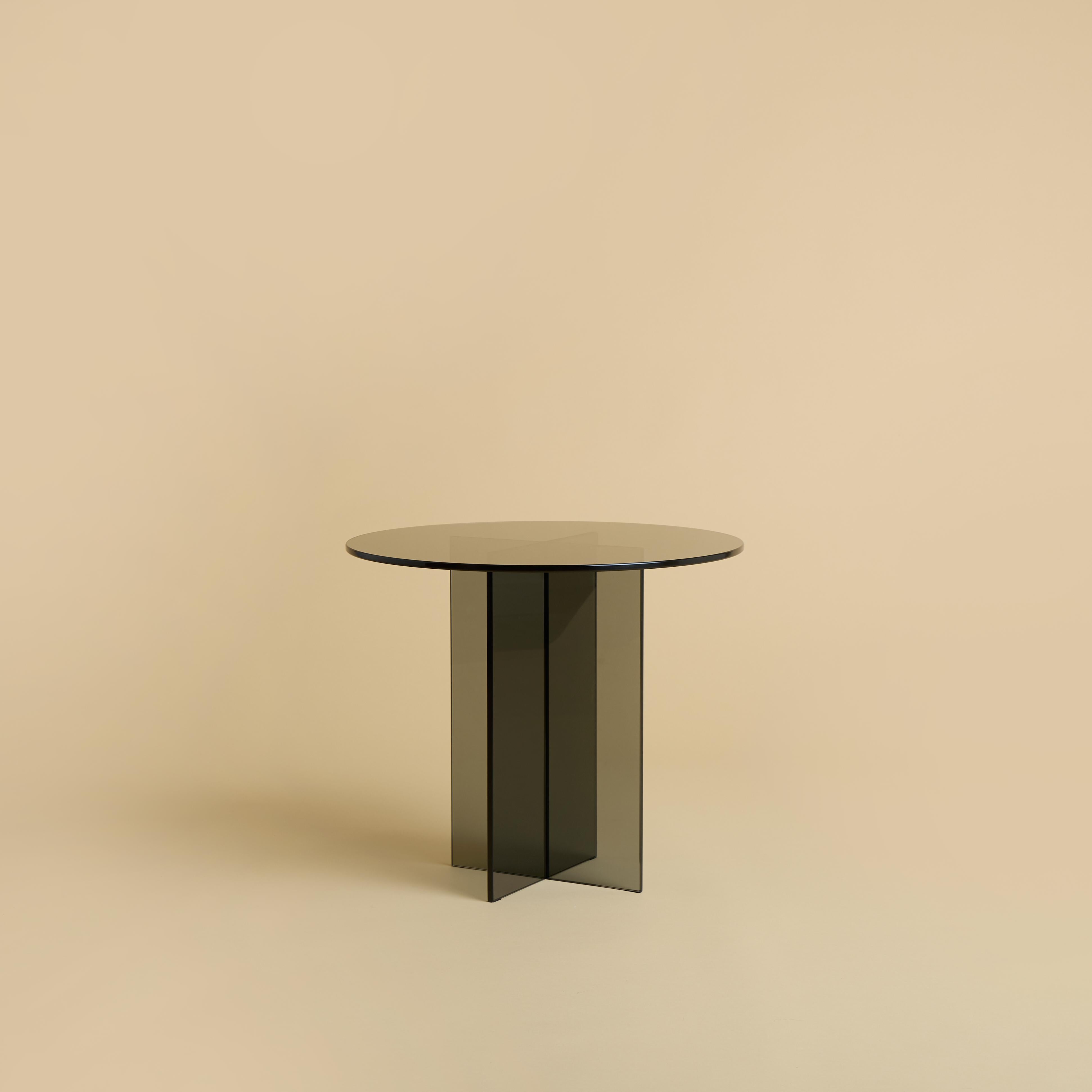 TC_VF01 Tavolino Amami fumé di Lebanto
Dimensioni: L. 45 x P. 45 x H. 39 cm
Materiali: Vetro fumé.

Lebanto è un'espressione di identità, un arazzo di sogni intessuto con i fili della loro vita. Il loro viaggio è iniziato con una visione semplice ma