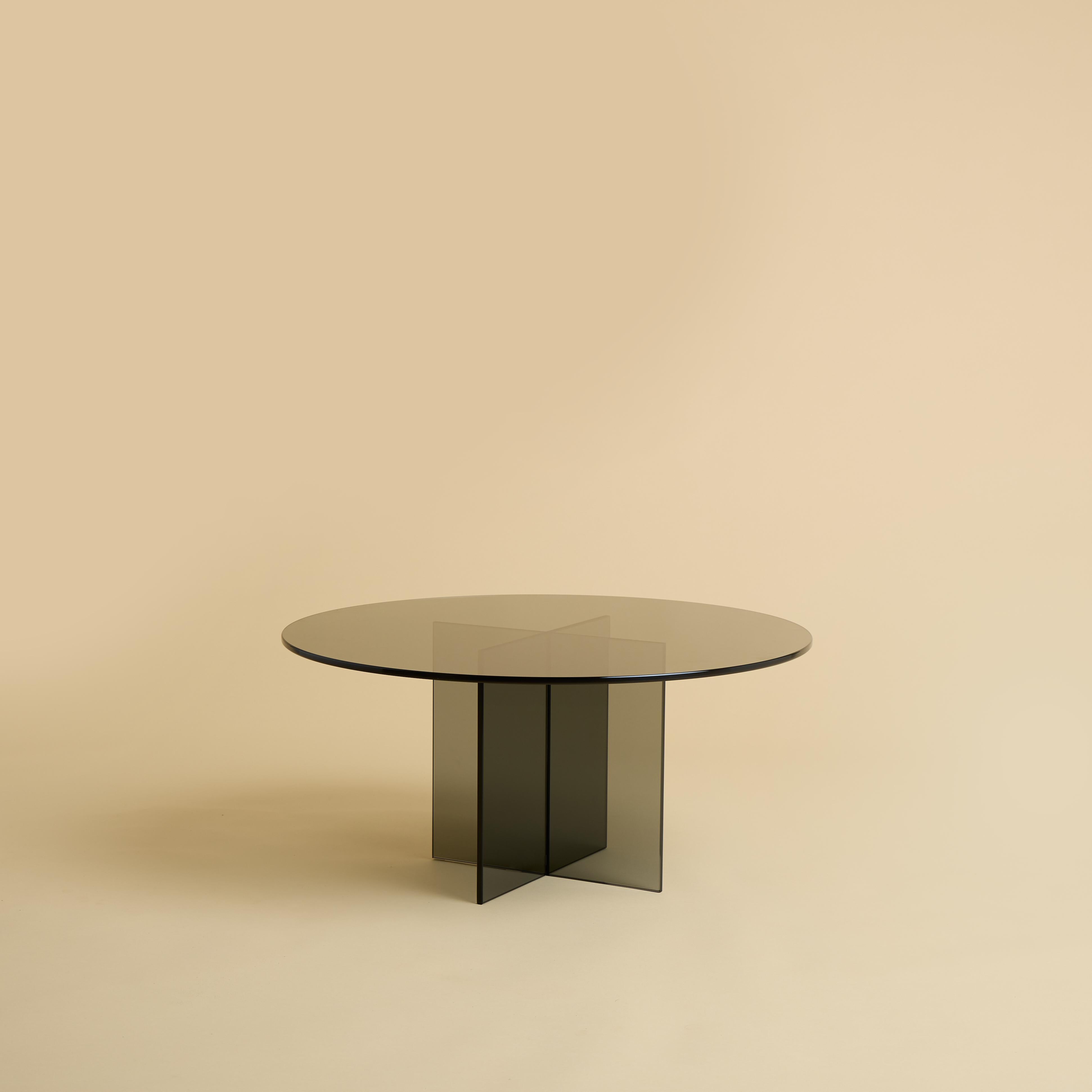 TC_VF02 Aka Table basse fumée par Lebanto
Dimensions : L 60 x D 60 x H 29 cm
MATERIAL : Verre fumé.

Lebanto est l'expression d'une identité, une tapisserie de rêves tissée à partir des fils de leur vie. Leur parcours a commencé par une vision