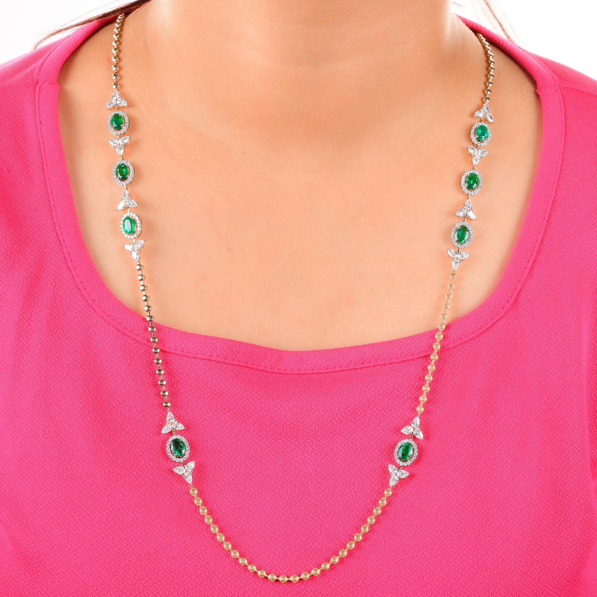 Ce collier à chaîne en or jaune 18 carats avec diamant émeraude zambienne TCW 13,61 présente une longue chaîne gracieuse. Le long de la chaîne se trouvent plusieurs pierres précieuses émeraude de taille ovale. Entre chaque émeraude se trouvent des