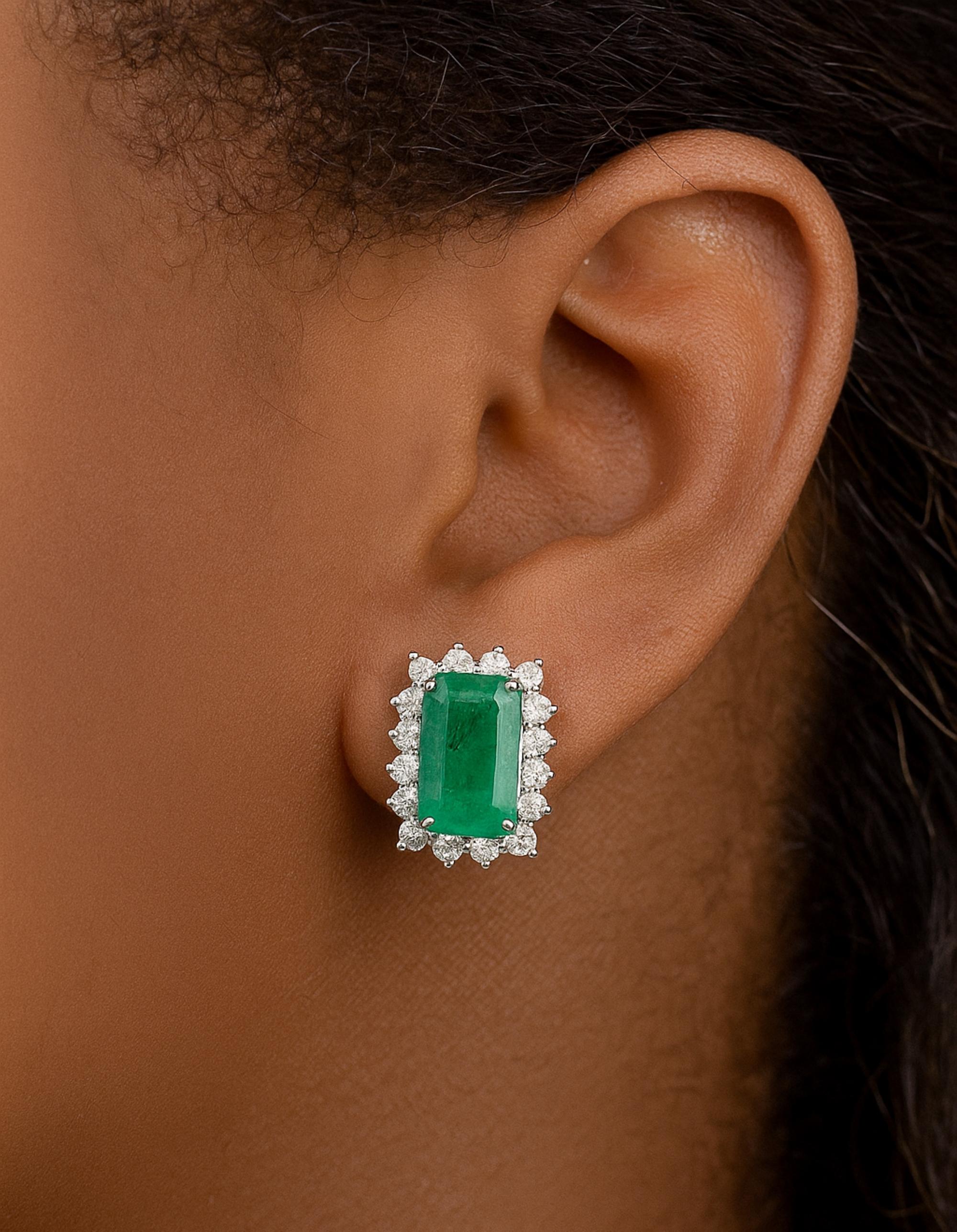 14.78ct Zambian Emerald 2.91ct Diamond Halo Stud Ears 18k Solid White Gold
Ces étonnantes boucles d'oreilles en forme de halo d'émeraudes et de diamants, magistralement serties dans de l'or blanc. Chaque boucle d'oreille présente une riche pierre