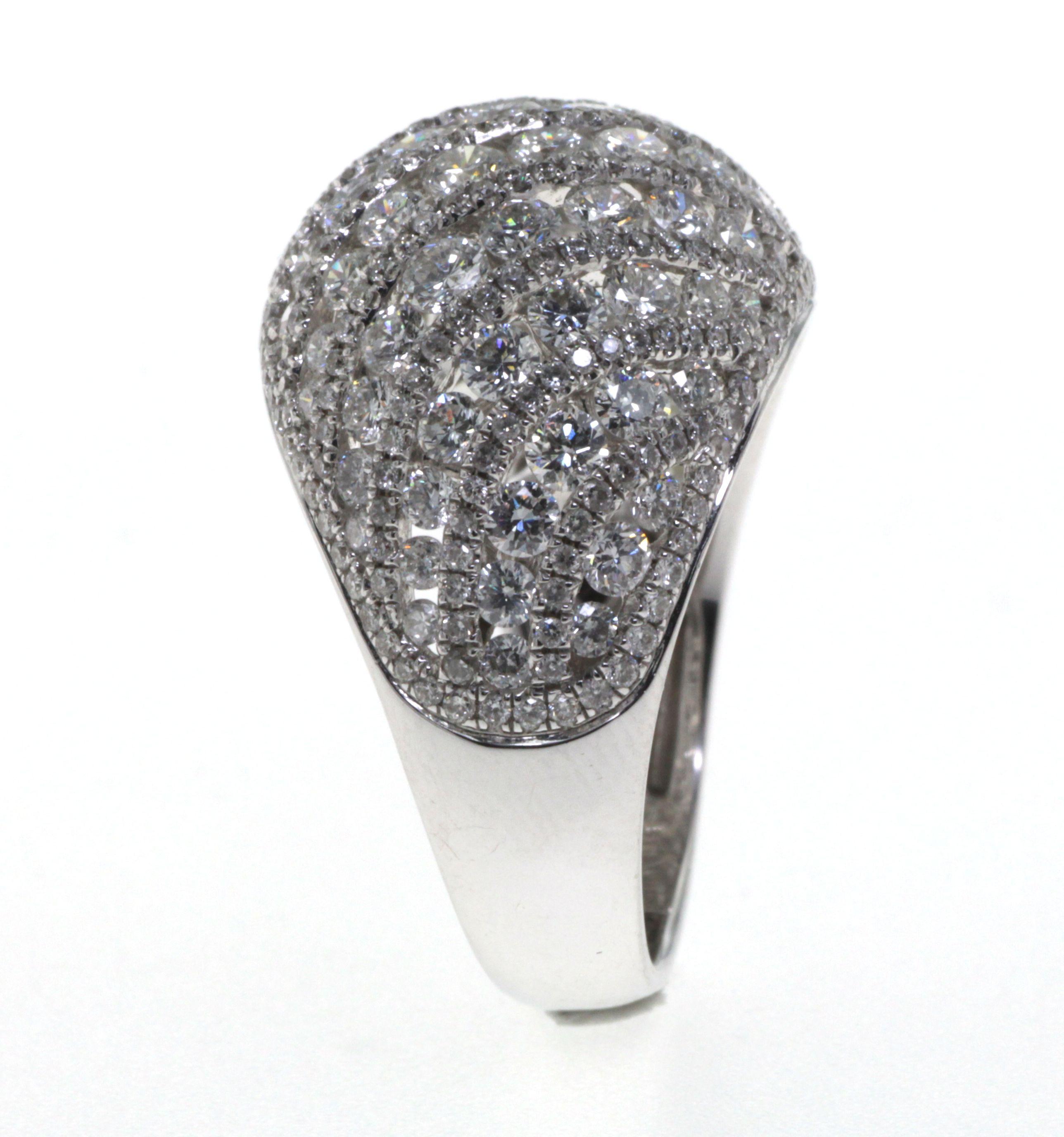 T.C.W 3.19 Carats Diamond Dome Ring in 18 Karat White Gold In New Condition For Sale In Hong Kong, HK