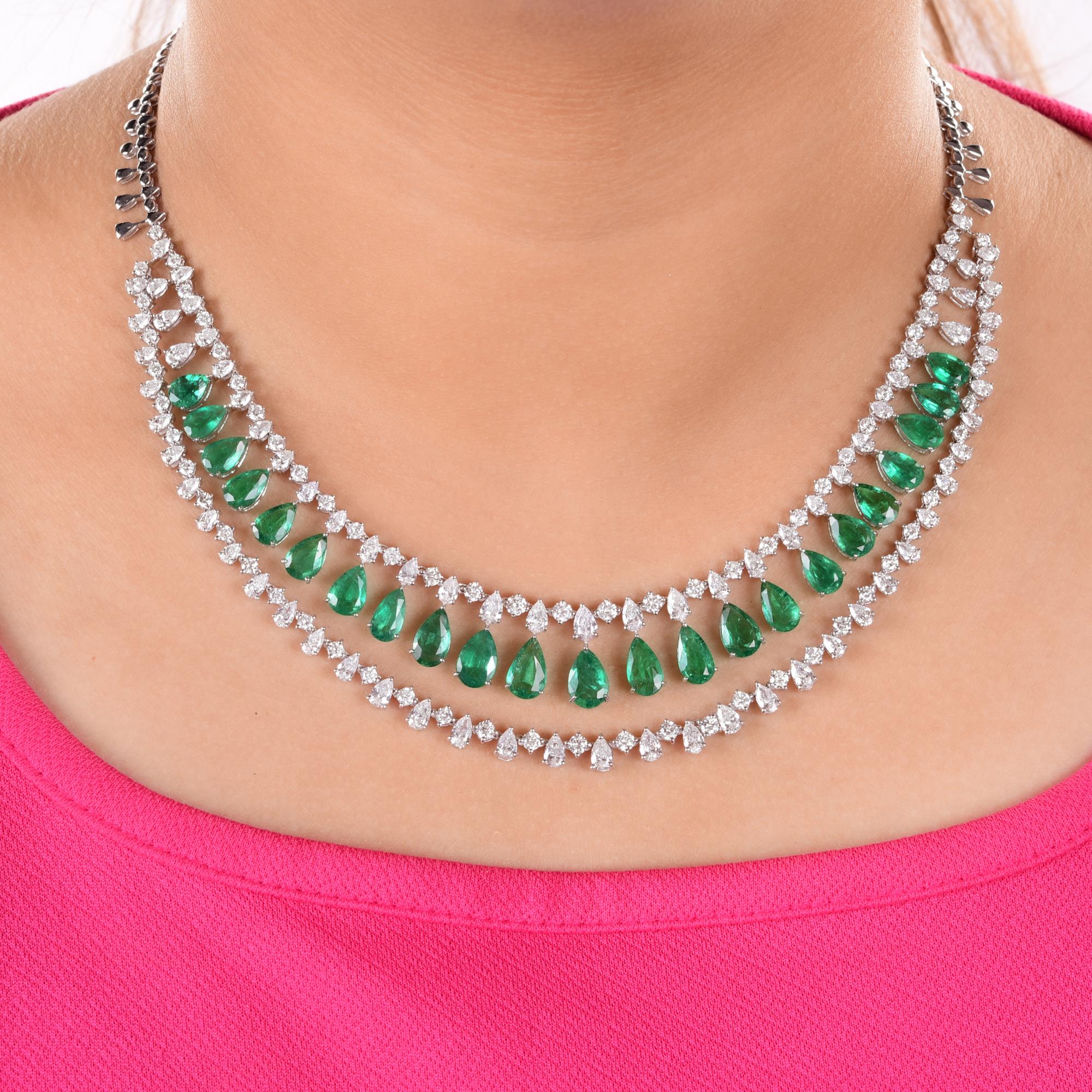 TCW28.71 Collar de novia con gota de pera esmeralda y halo de diamantes Oro blanco 18k
El collar presenta una disposición bellamente equilibrada de esmeraldas verdes en forma de pera, cada una engastada con precisión para crear un asombroso diseño