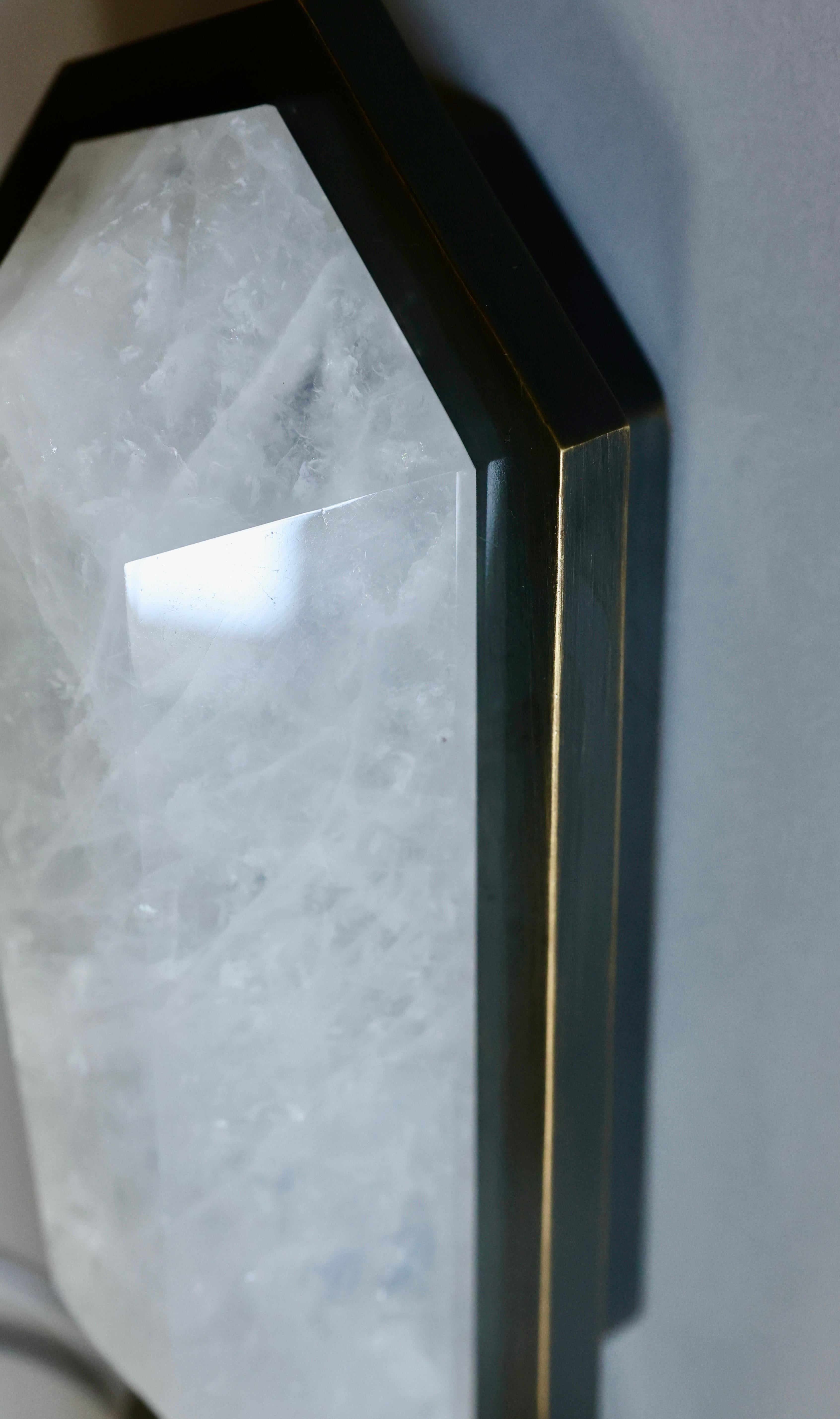 Applique in cristallo di rocca a forma di diamante finemente intagliato con cornici in ottone invecchiato.
Creato da Phoenix 

Tre prese E12 installate, per un totale di 180w.

2 