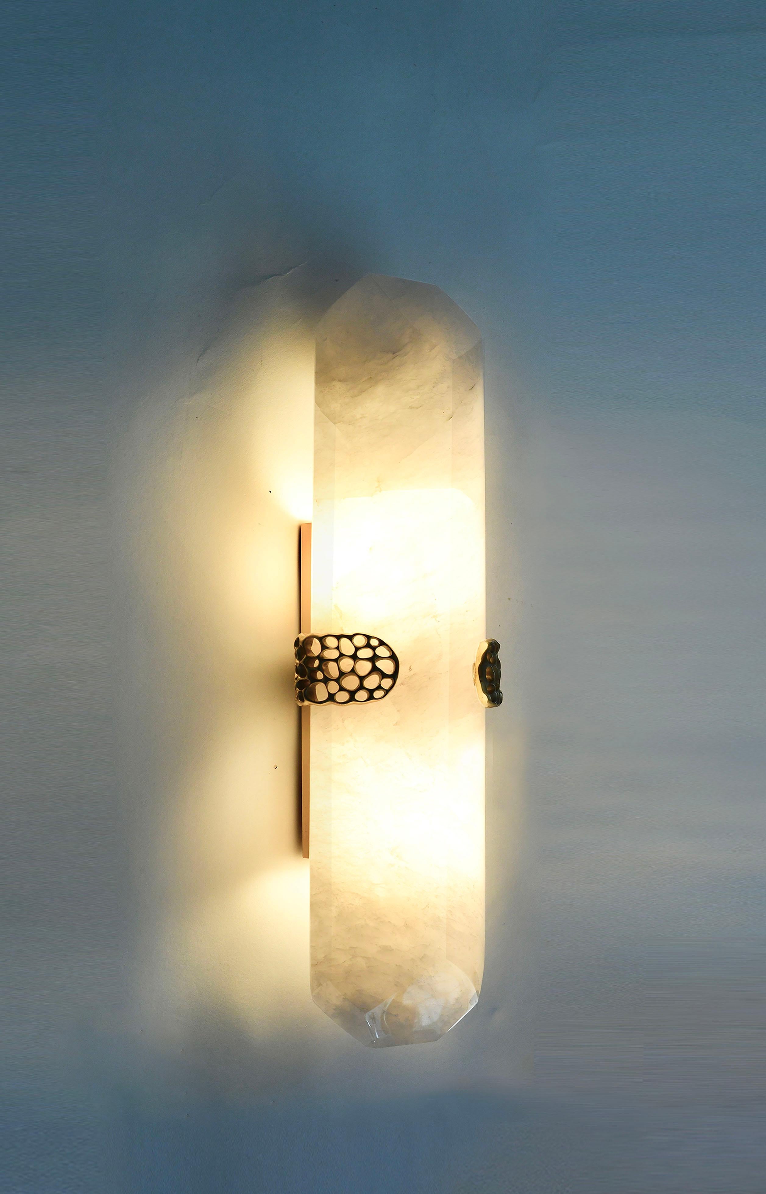 Grupo de cuatro apliques de cristal de roca TDW18 con decoración de níquel pulido. Creado por Phoenix Gallery, NYC.
En cada aplique se instalan 2 enchufes. 120 vatios máx. Bombillas led incluidas.
Tamaño y acabado metálico personalizados bajo pedido.