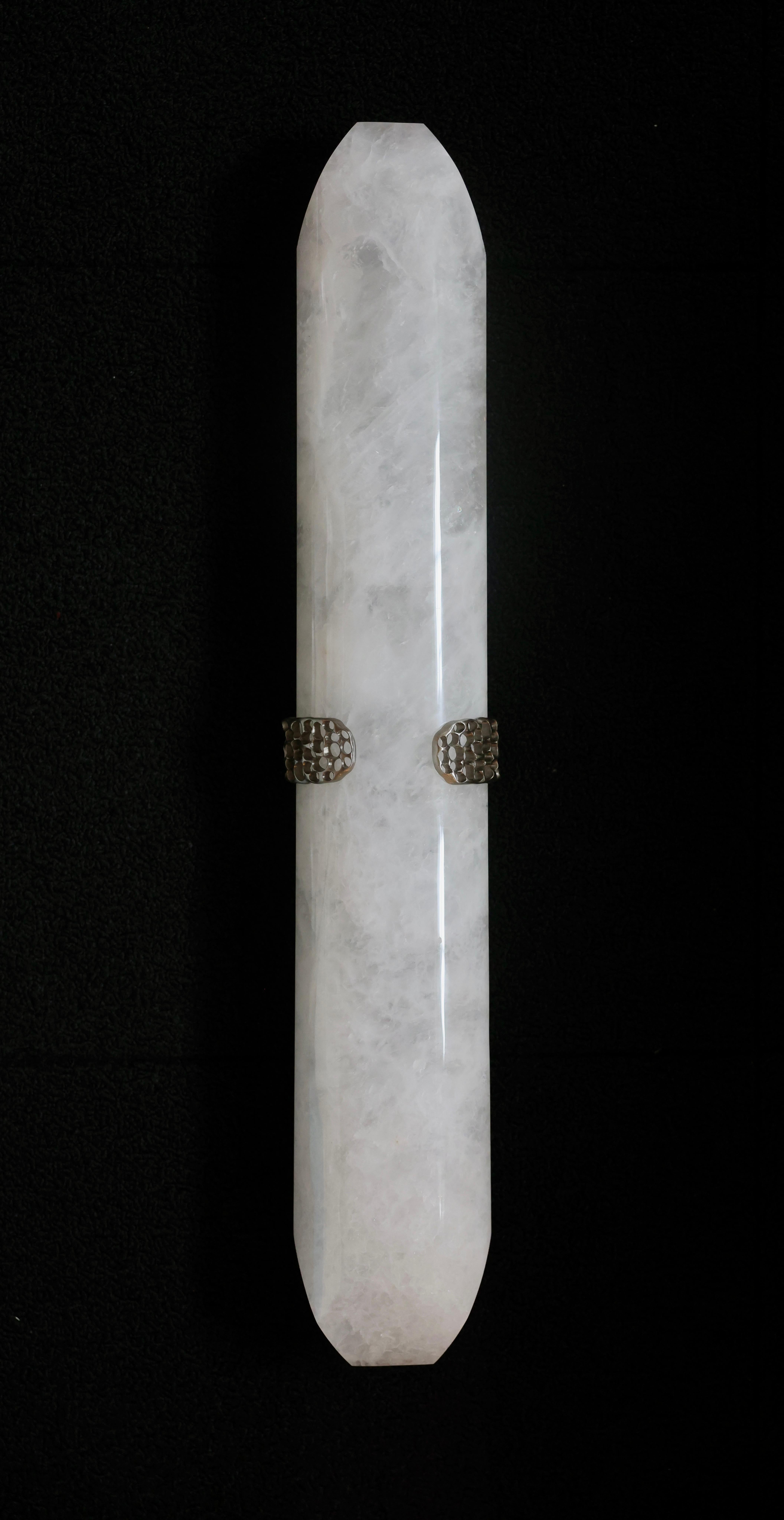 Applique in cristallo di rocca finemente intagliato con decorazione in nichel satinato. Creato dalla Phoenix Gallery, NYC.
Ogni applique installa sei prese E12. 240w in totale, lampadine a LED in dotazione.
Dimensioni e finiture metalliche