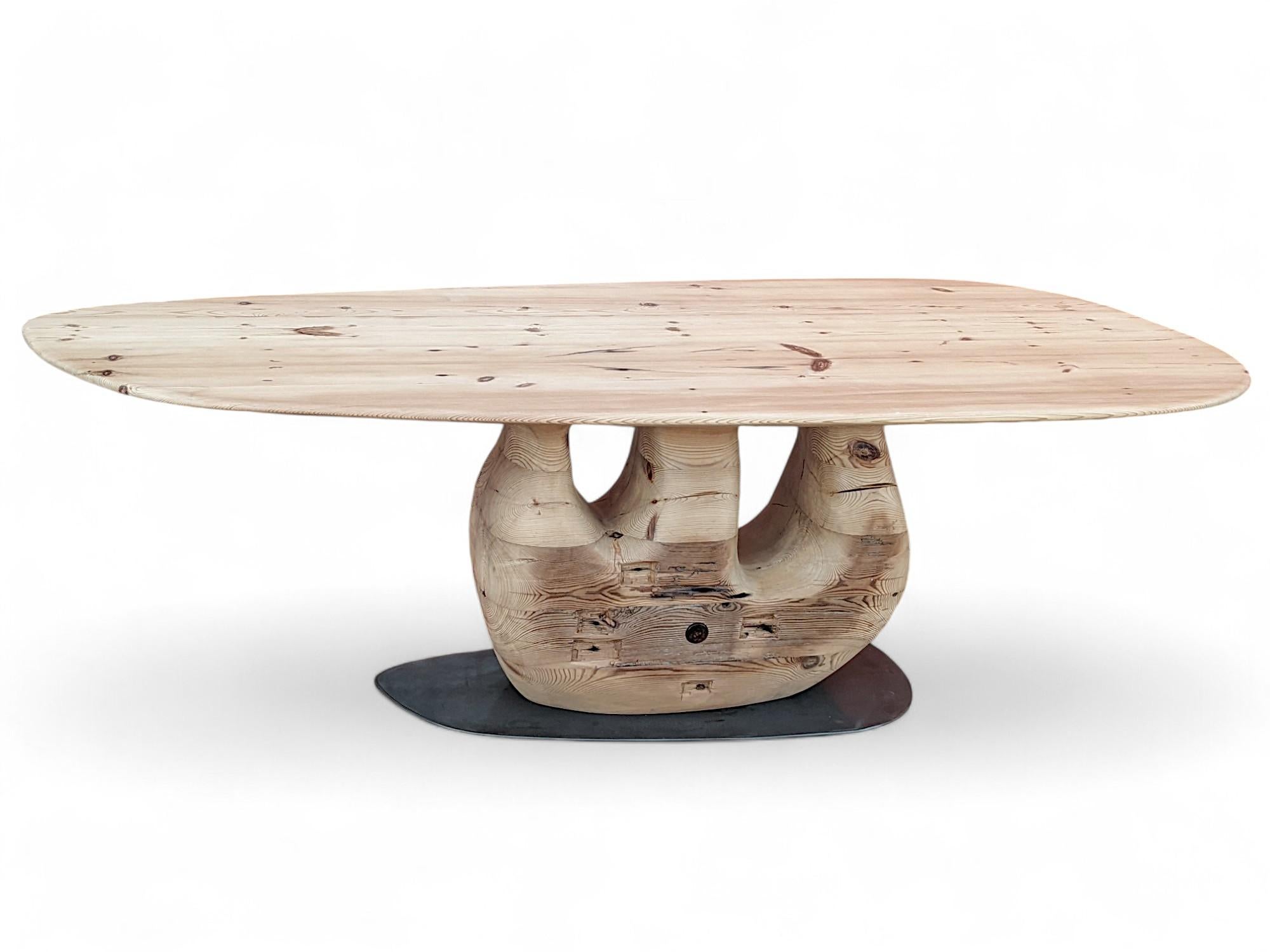 Tea 1750 Collection Table à manger V2 par AMBER x IÑIGO CALLEJA
Dimensions : L 230 x P 100 x H 75 cm : L 230 x D 100 x H 75 cm. 
MATERIAL : Vieilles poutres de thé, acier. 

Iñigo Calleja est un ingénieur, un concepteur et un fabricant plein d'âme