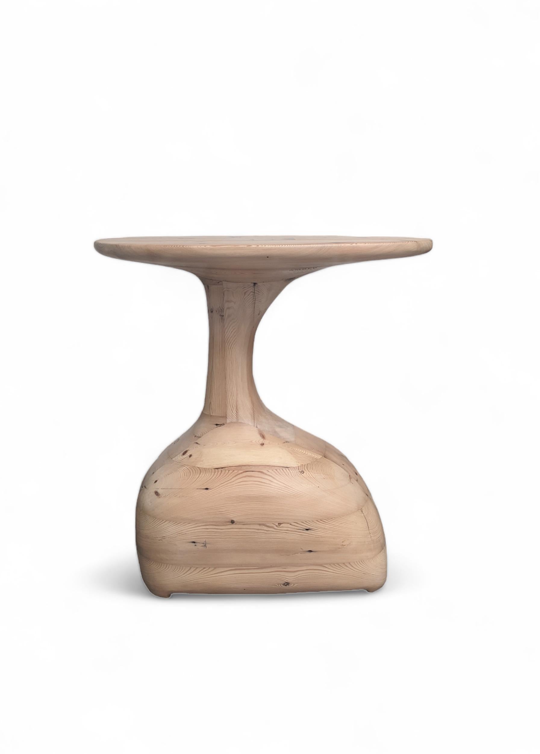 Tavolo alto della collezione Tea 1750 di AMBER x IÑIGO CALLEJA
Dimensioni: L 90 x P 70 x H 100 cm. 
Materiali: Travi di tè vecchio, finitura naturale.

Iñigo Calleja è un ingegnere, designer e creatore di anime nato in Spagna. Ha trovato il suo