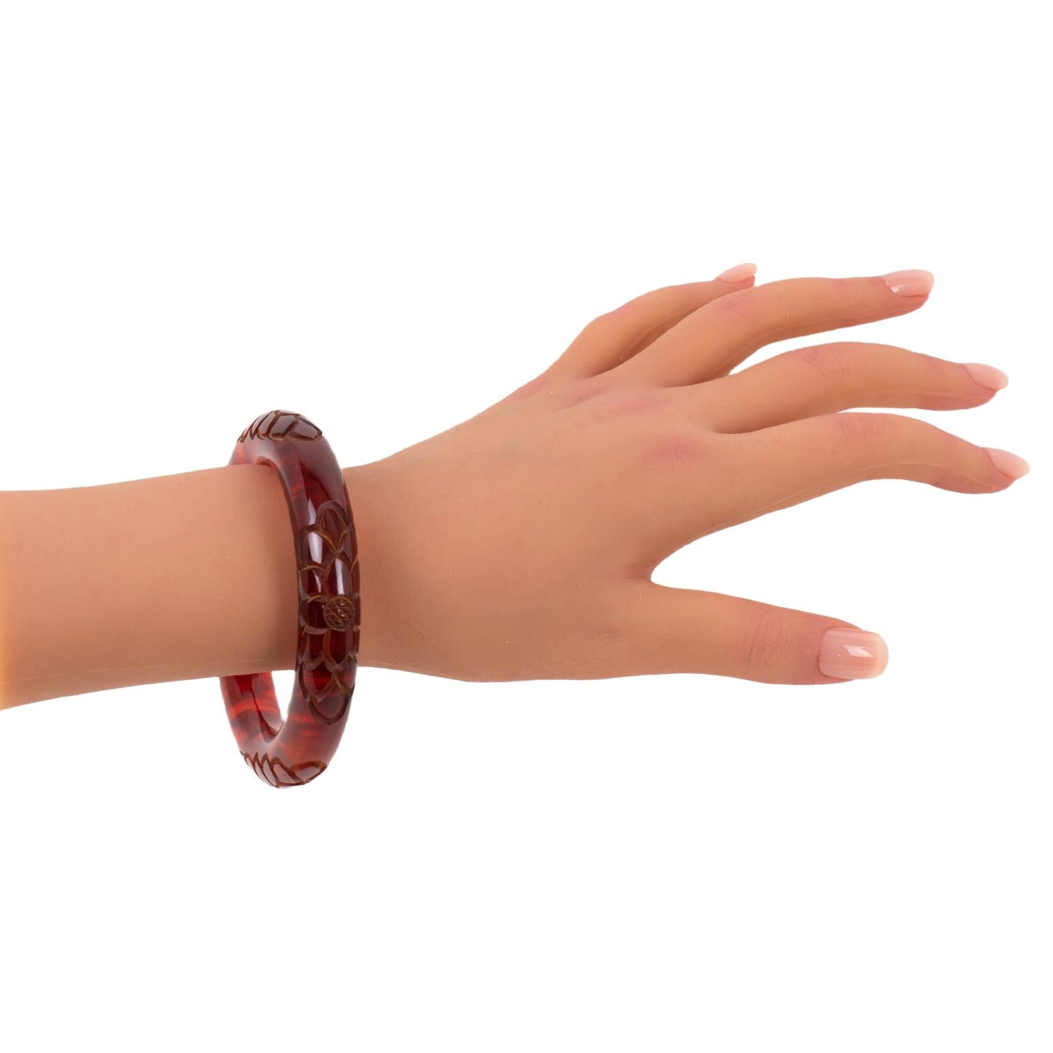 Bracelet jonc sculpté en forme de tube en bakélite ambrée thé en vente 2