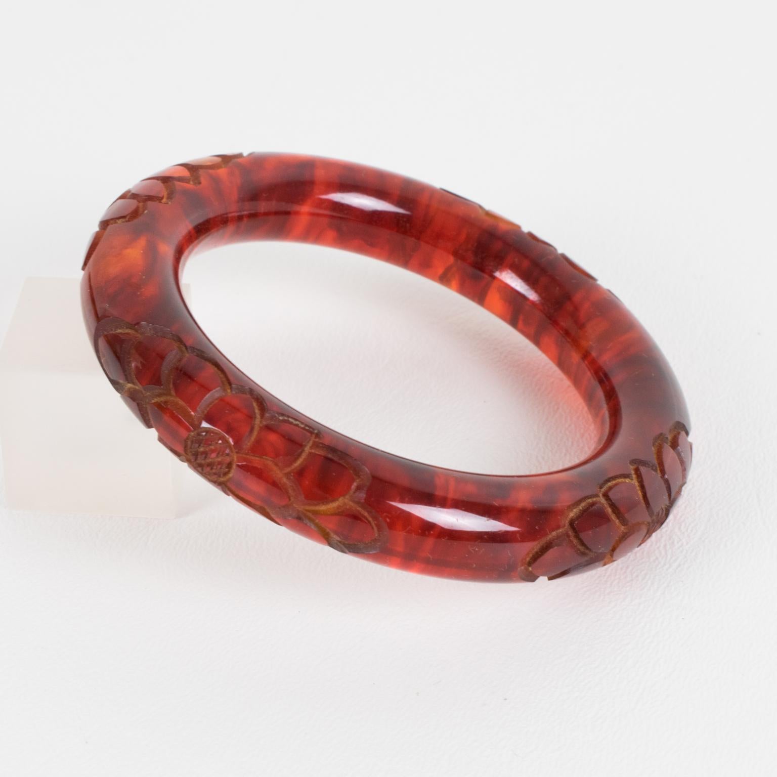 Bracelet jonc sculpté en forme de tube en bakélite ambrée thé en vente 3