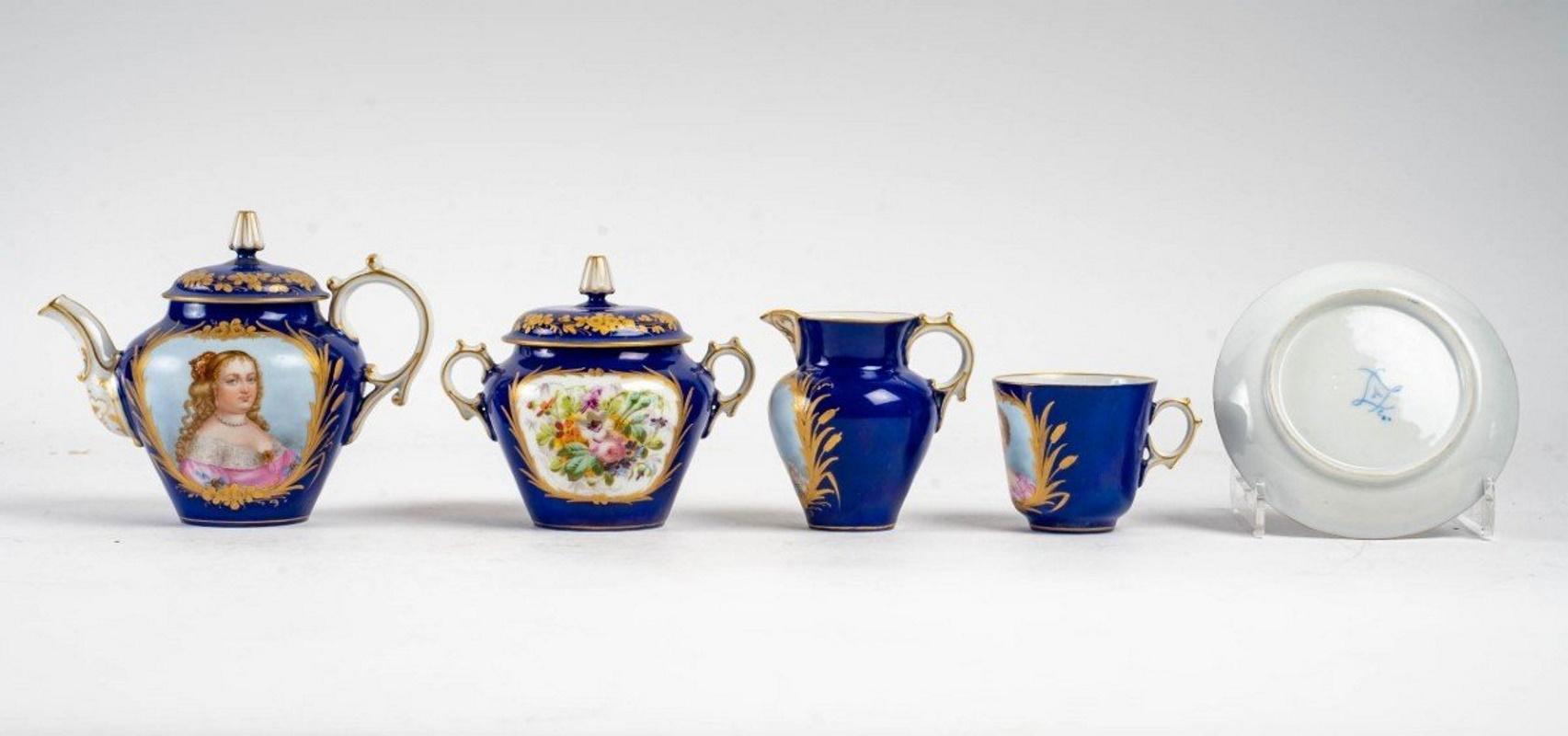 Tea and coffee service in blue porcelain Signed Sèvres XIXth century including a coffee or tea pot (Height: 14 cm), a sugar bowl (Height: 12 cm), a milk jug (Height: 9 cm), two cups and their saucers, the service rests on a beautiful tray (36X36