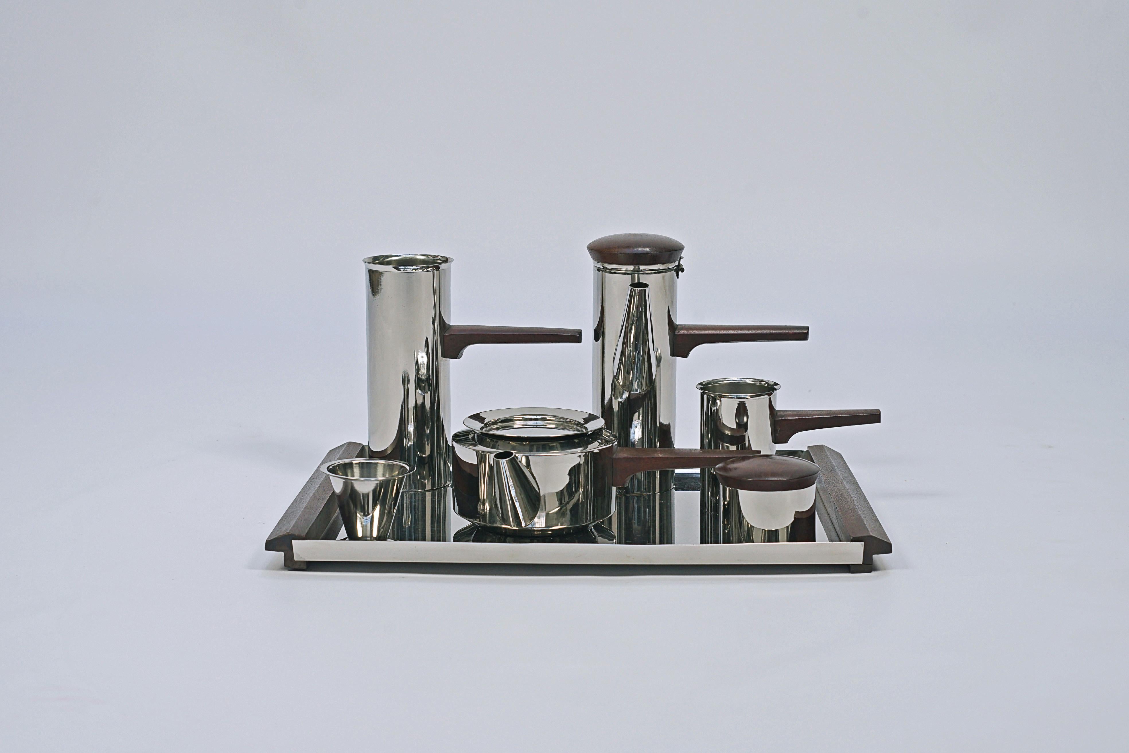 Service à thé et à café de 7 pièces, en métal avec poignées en bois. Par Karl Dittert (1915-2013).

Il a été l'un des pionniers du design industriel et reste l'un des plus célèbres designers allemands de bijoux, d'argenterie, d'appareils