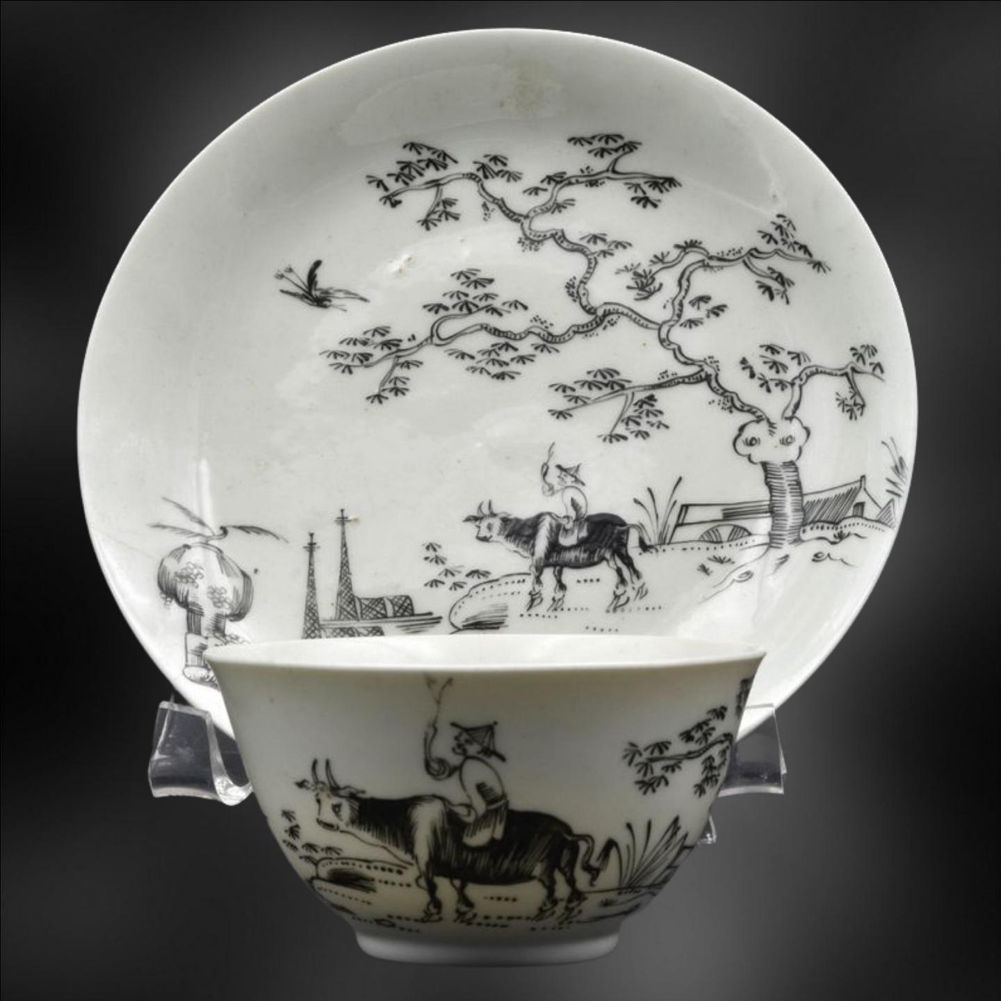 Une très belle tasse à thé et sa soucoupe, avec une décoration au crayon du motif Boy on a Buffalo, d'après les Chinois.

La porcelaine est fine comme une coquille d'œuf, ce que Worcester n'a fait que pendant une courte période ; bien que le