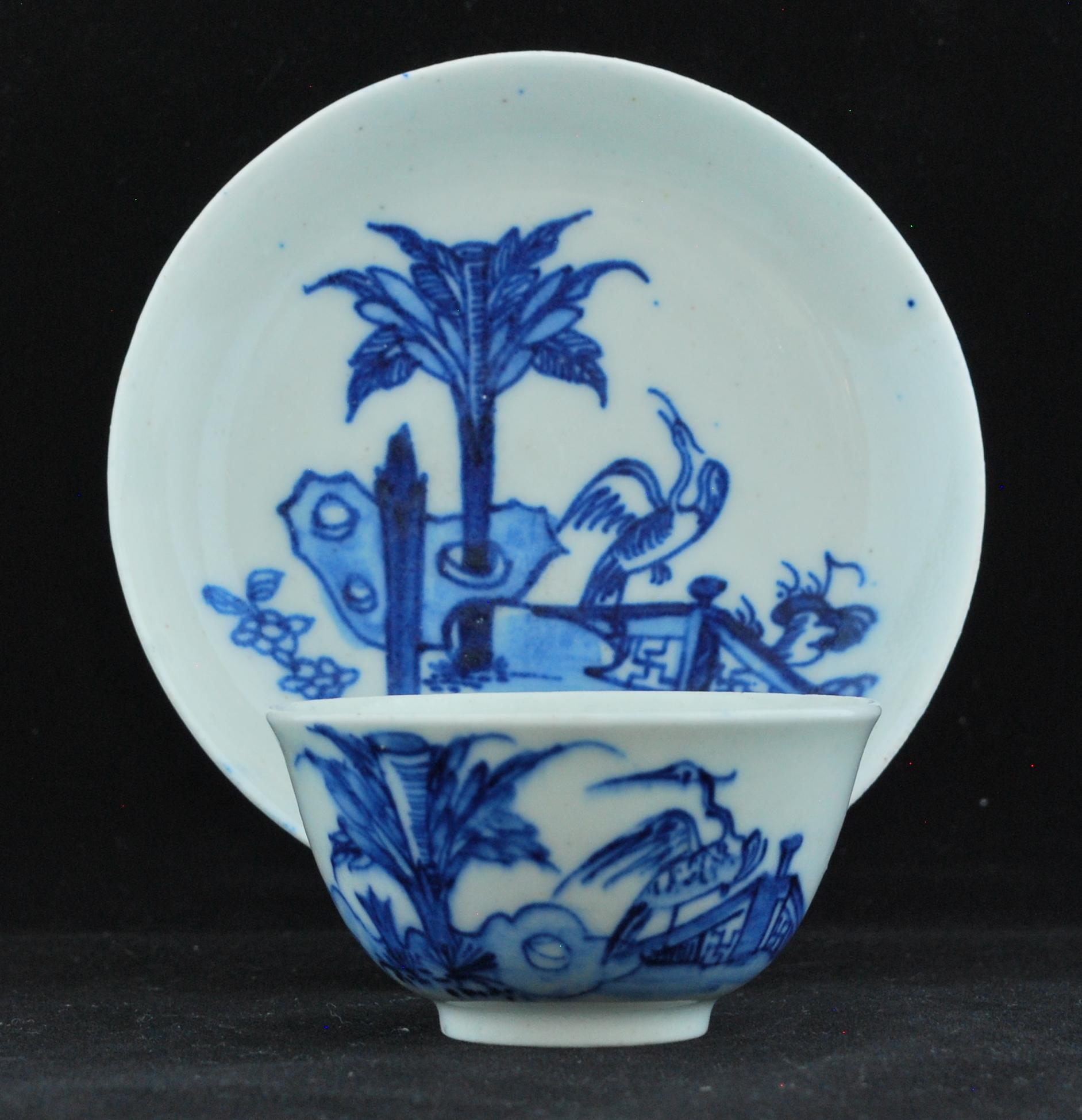 Teeschale und Untertasse, ca. 1749-1752: 

Fein getöpferte runde Schale und große Untertasse, bemalt mit blauer Unterglasurmalerei mit dem Muster 