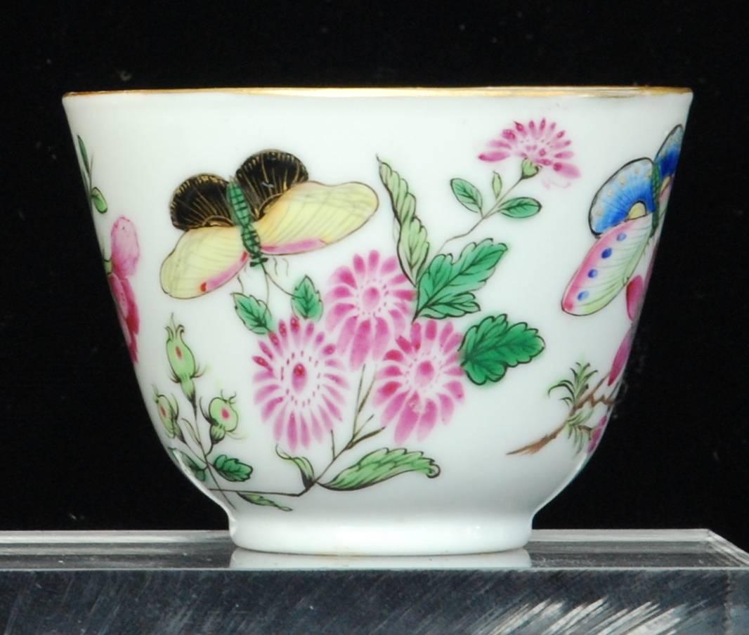 Néerlandais Bol à thé peint de papillons, décoration chinoise, néerlandaise, vers 1740 en vente